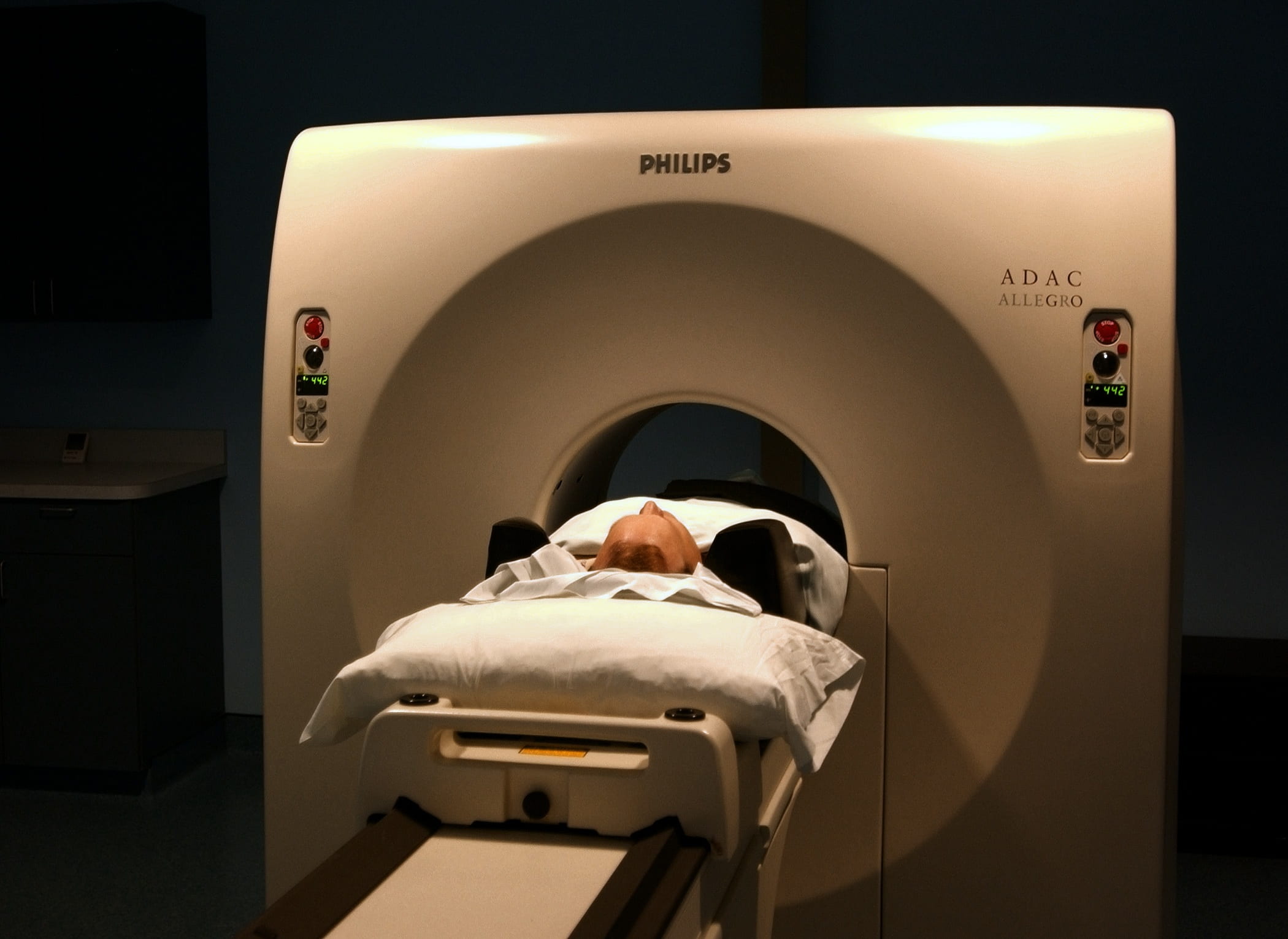 man, radiologist, equipment, machinery, research, adult, mri scan, cancer - illness, 1080P, x-ray image, hospital, healthcare and medicine, indoors, medical x-ray, HD Wallpaper