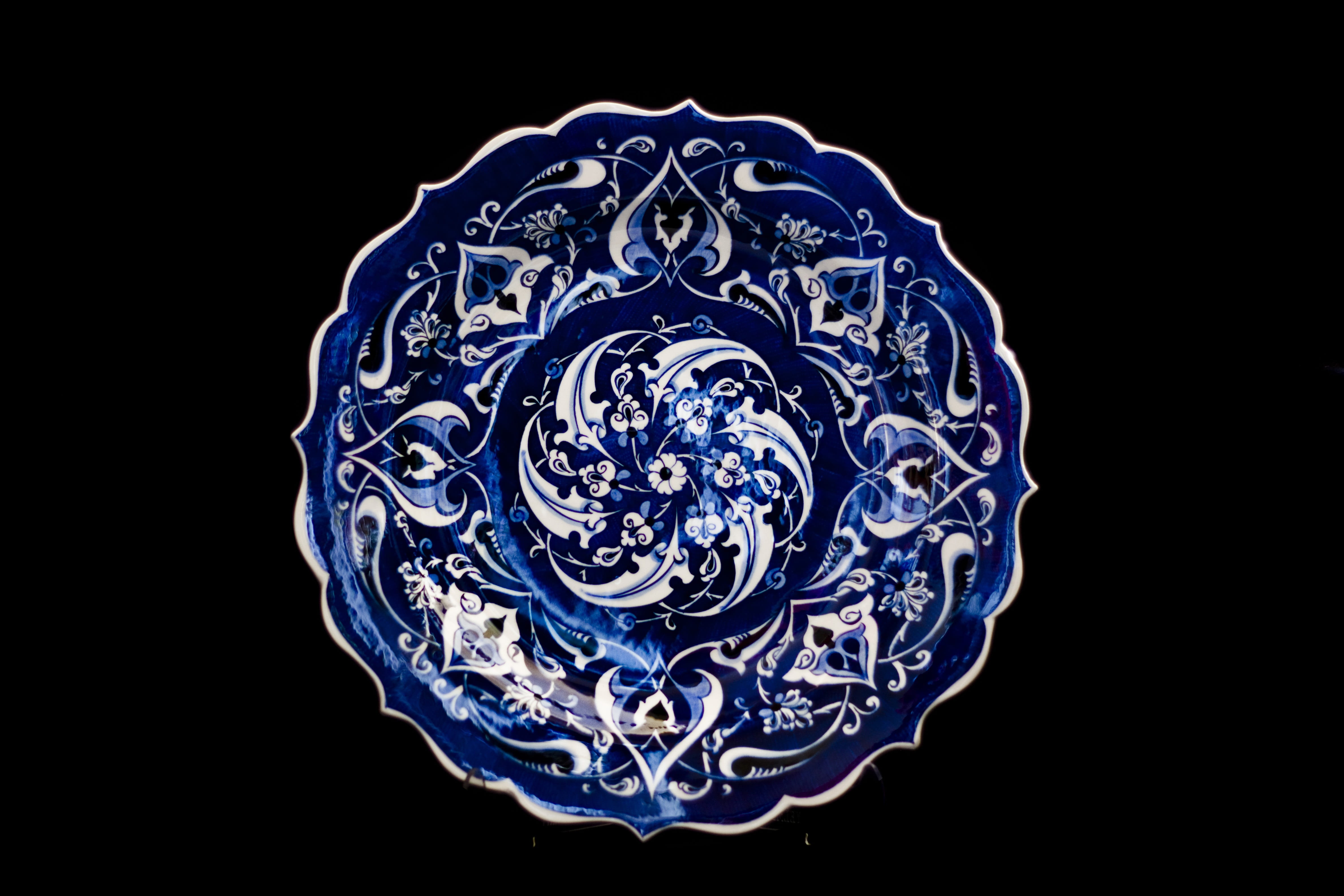 handicrafts, 4K, precious gem, plate, ceramic, floral pattern, abstract, damask, illustration, indoors, no people, single object, human brain, black background, HD Wallpaper