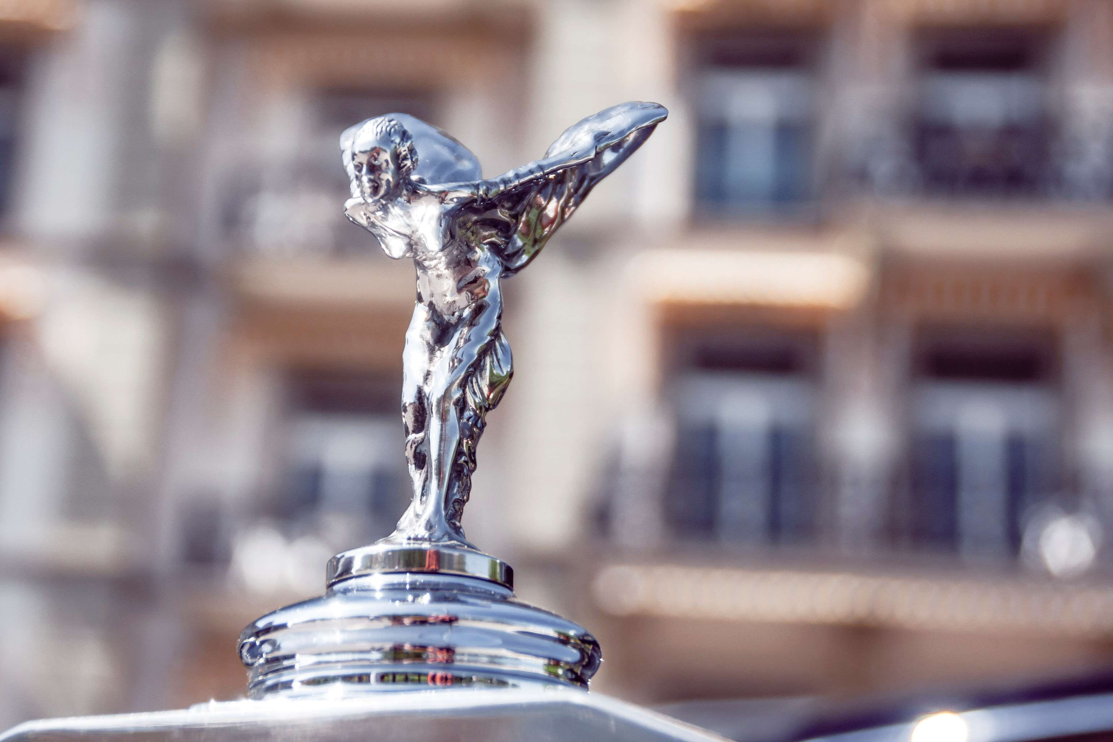 day, car, hood ornament, sedan, limousine, sculpture, silver - metal, 2K, award, building, close-up, metal, logo, selective focus, built structure, no people, HD Wallpaper
