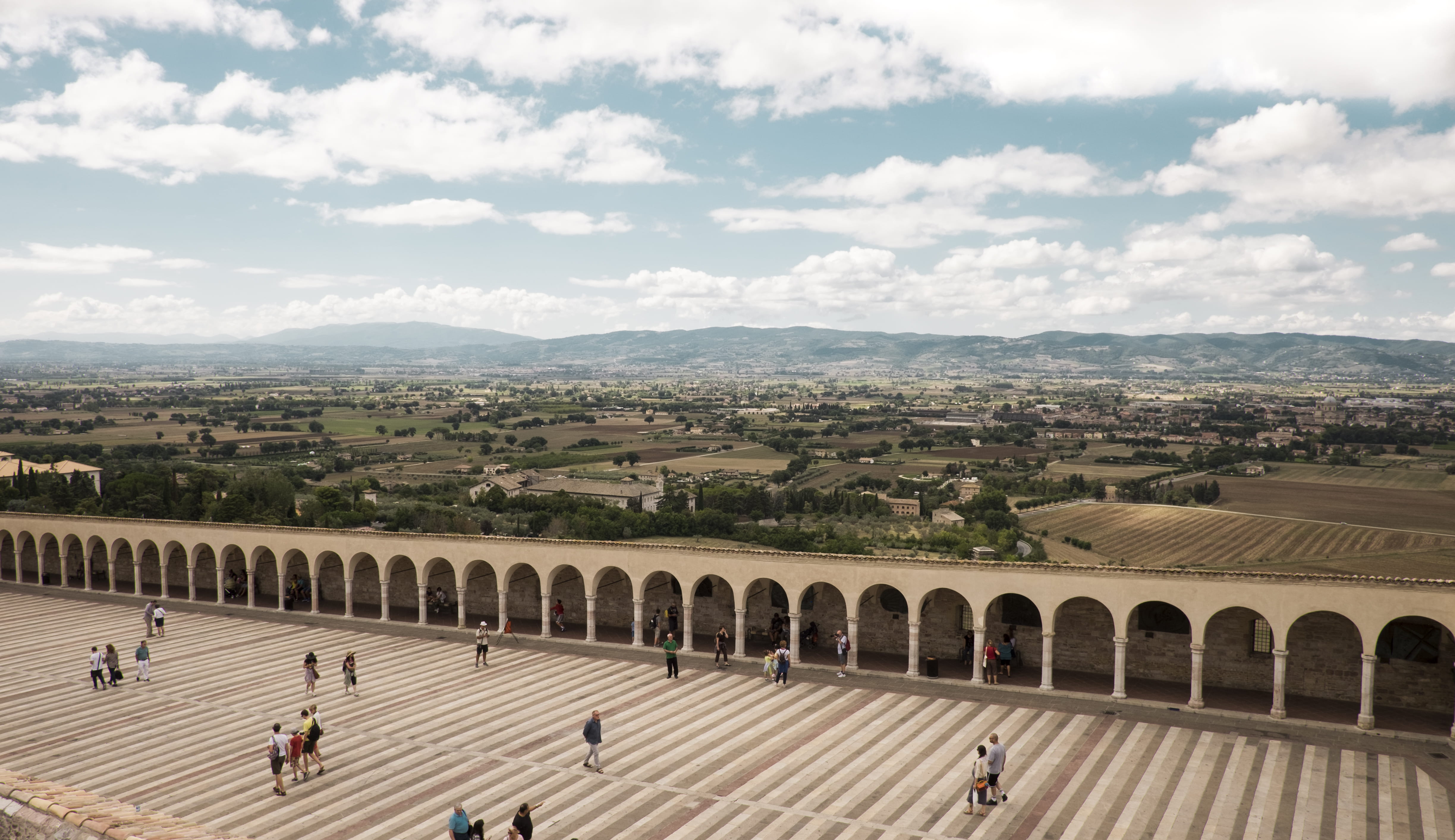 crowd, real people, the past, scene, assisi, sky, clouds, architecture, large group of people, built structure, basilica, land, women, cloud - sky, umbria, HD Wallpaper