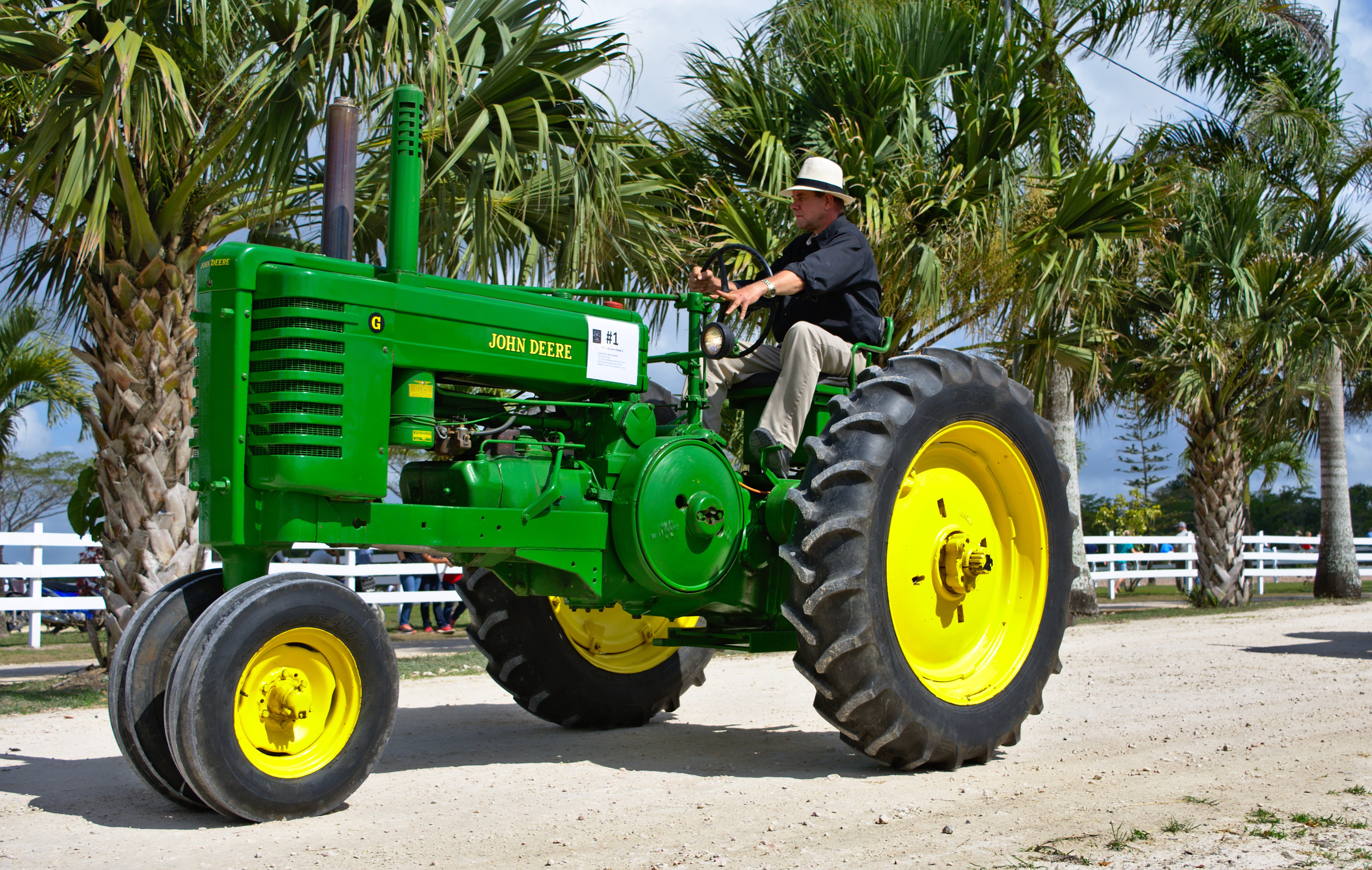 old, wheel, industrial, palm tree, tropical climate, machine, tractor, spanish lookout, farming, green, drive, road, land vehicle, antique, vintage, transportation system, HD Wallpaper