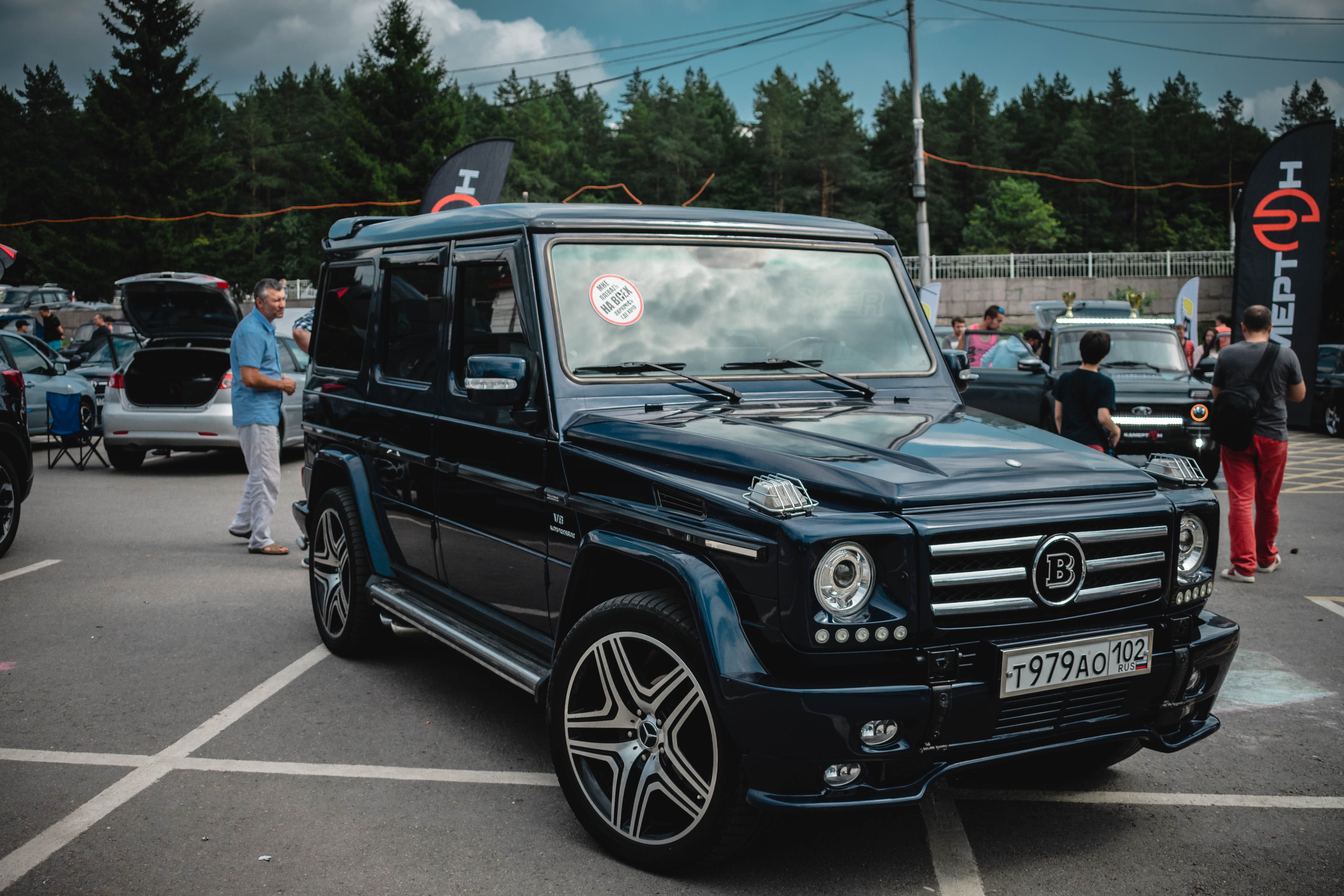 land vehicle, jeep, lot, person, city, real people, mercedes benz, motor vehicle, russia, day, road, adult, full length, leisure activity, mercedes, interior, HD Wallpaper