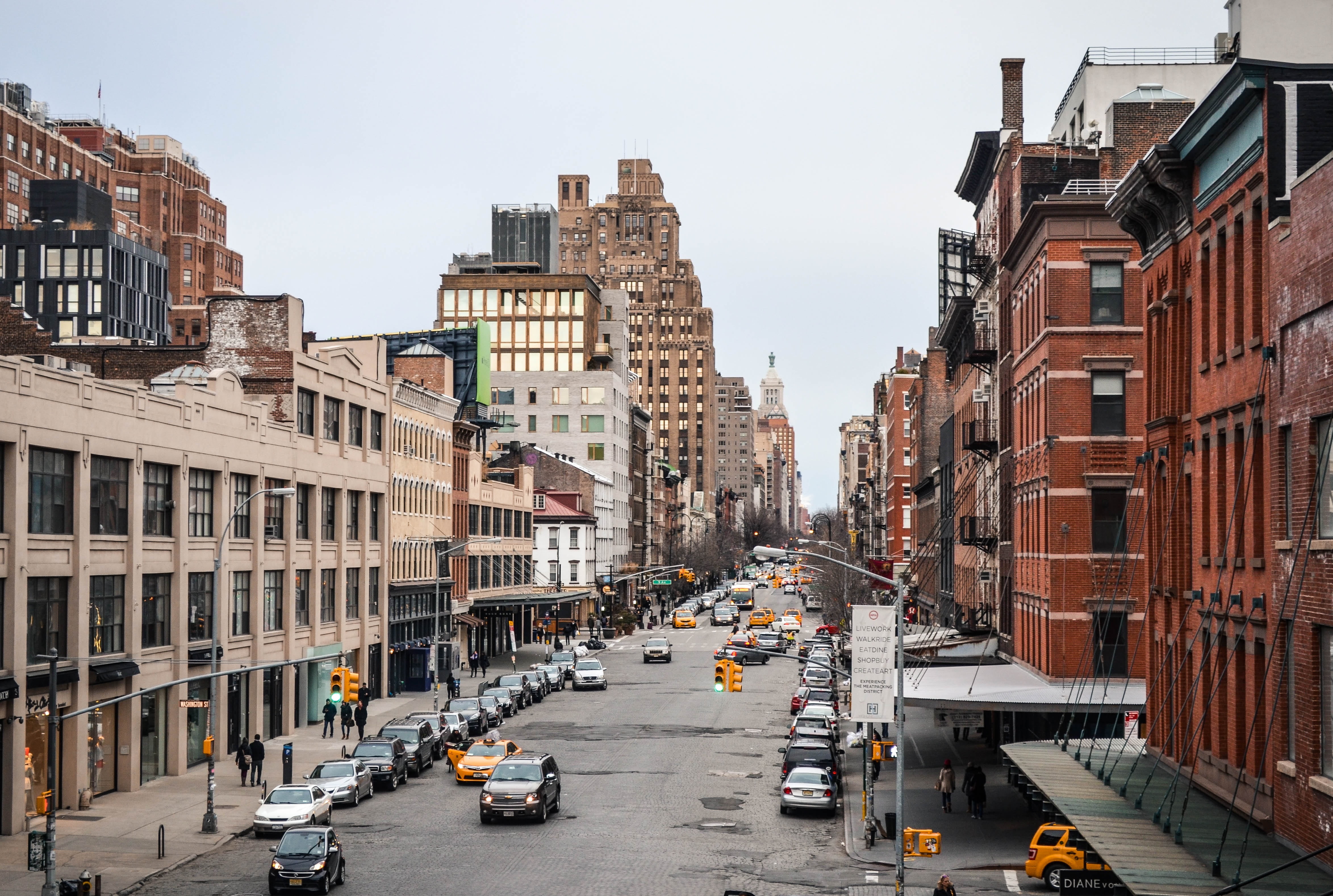 incidental people, big apple, places of interest, autos, streets, meatpacking district, diminishing perspective, building, day, red brick, street, residential district, HD Wallpaper