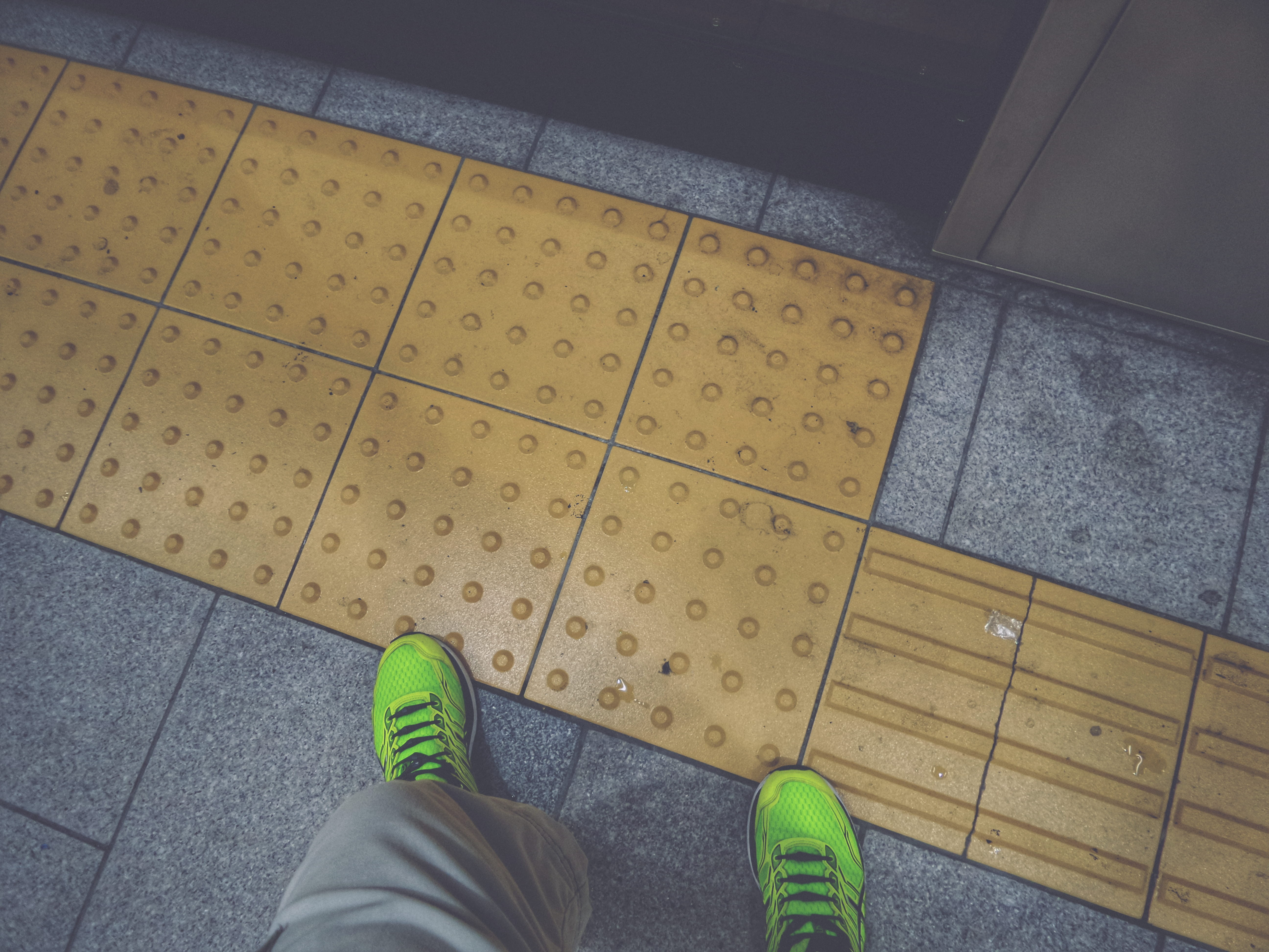 japan, indoors, real people, lifestyles, ligne, sport, sneakers, limit, wait, low section, frontière, shoe, step, grey, jeans, feet, body part, men, line, HD Wallpaper