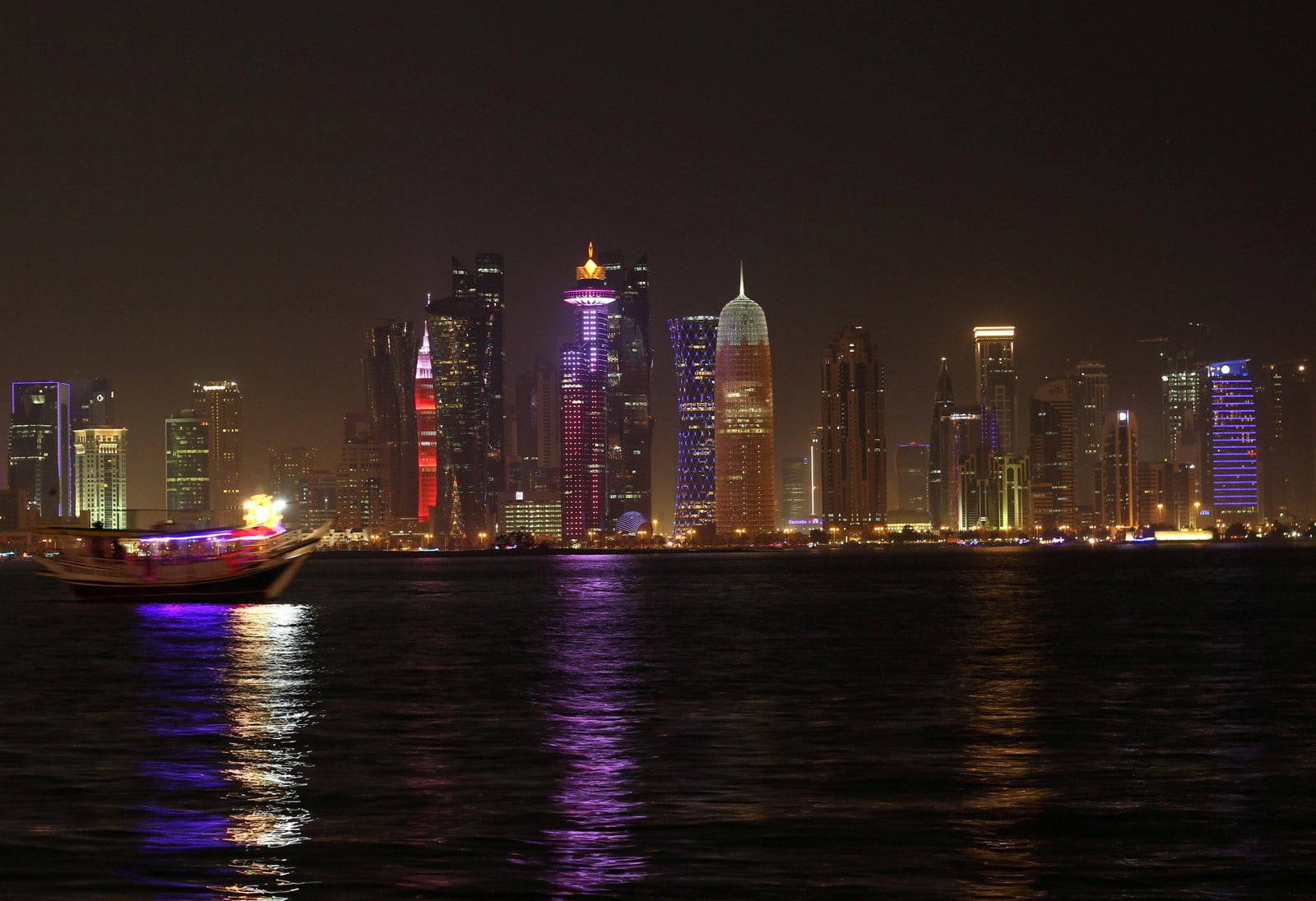 building exterior, doha, reflection, financial district, tall - high, architecture, built structure, luxury, qatar, office building exterior, water, outdoors, HD Wallpaper