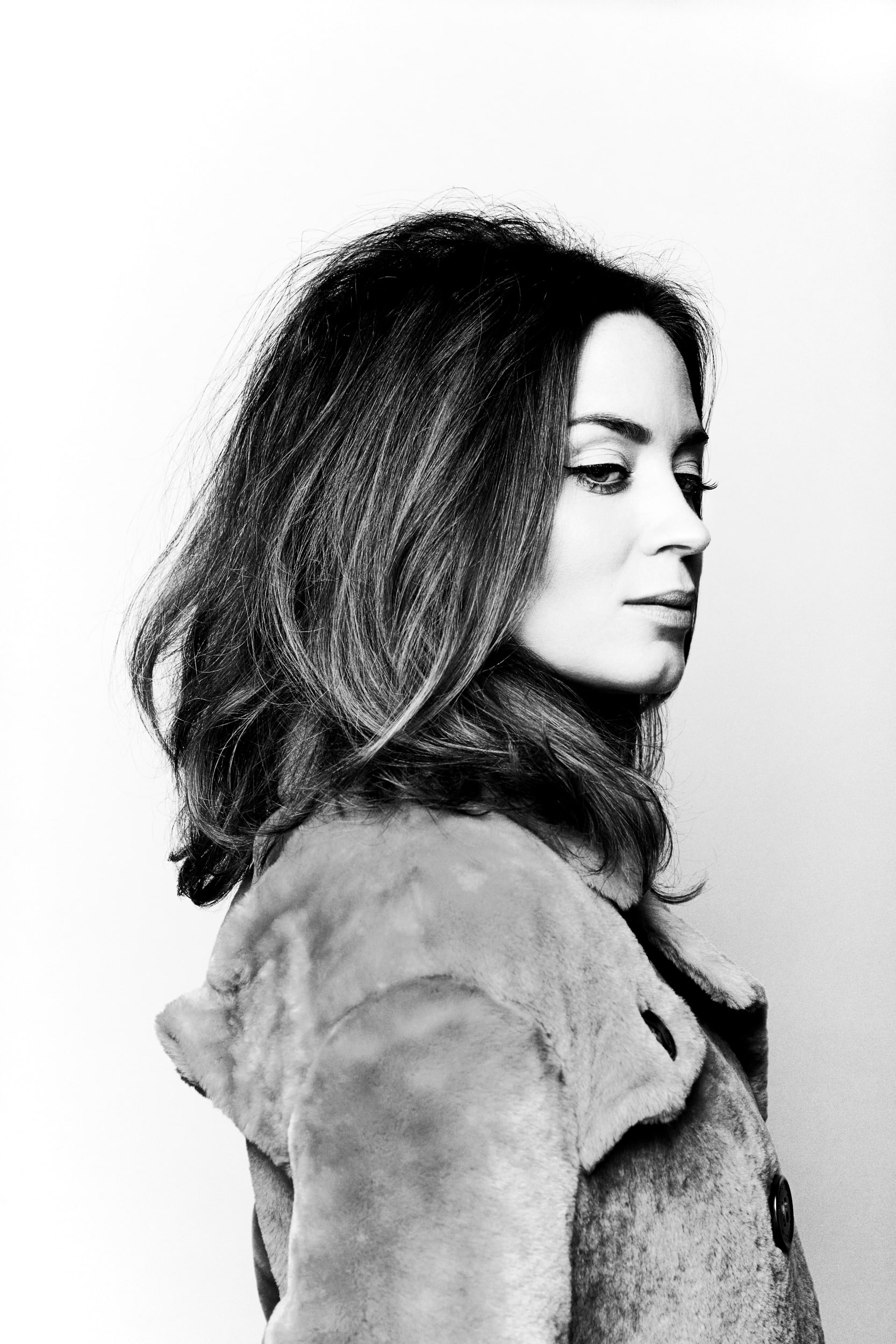 beauty, 1080P, looking, beautiful people, adult, human face, actress, profile view, beautiful woman, indoors, monochrome, Emily Blunt, hairstyle, long hair, Phone HD Wallpaper
