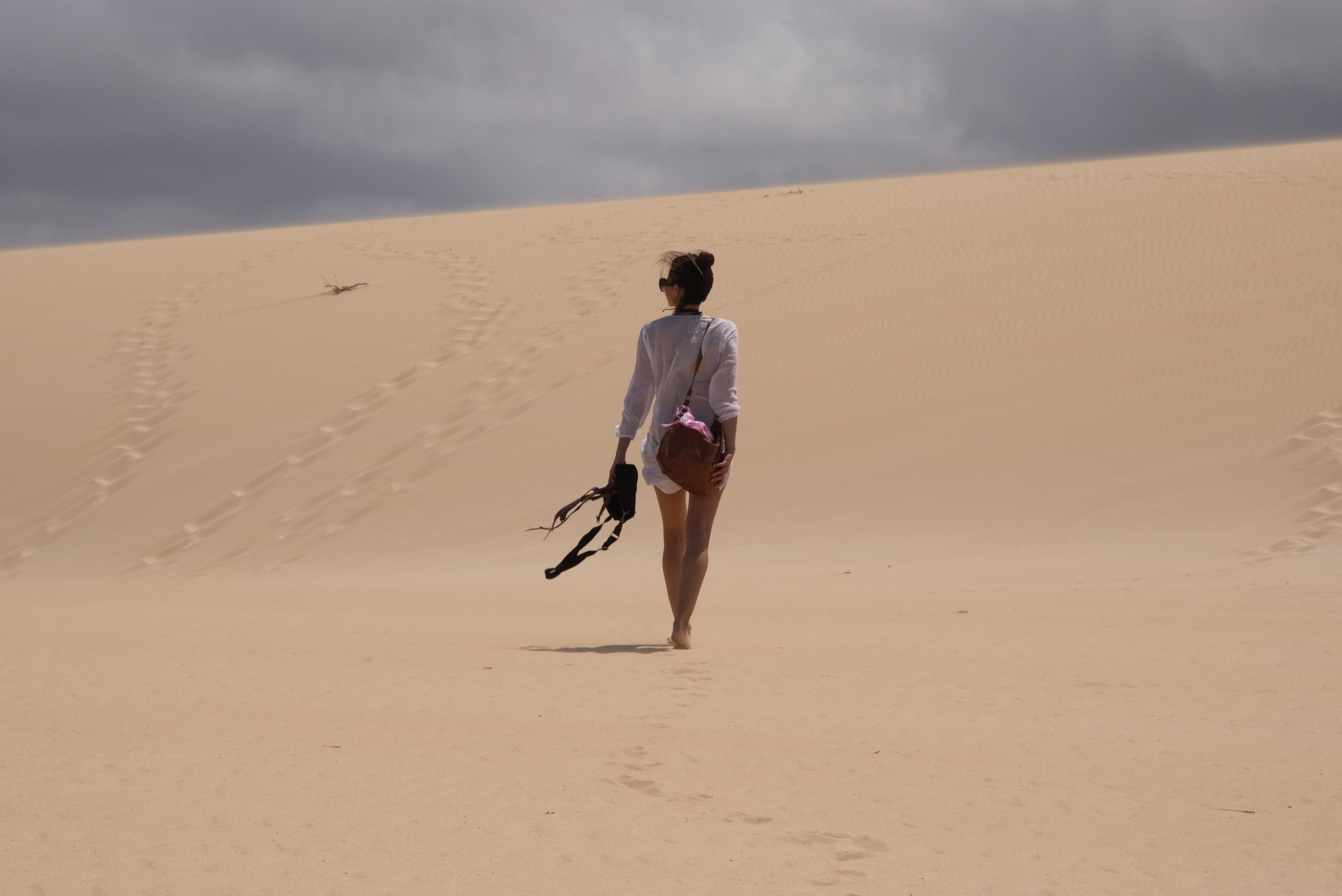 land, sand, tranquility, arid climate, woman, full length, desert, girl, sky, beauty in nature, non-urban scene, tranquil scene, nature, climate, clouds, HD Wallpaper