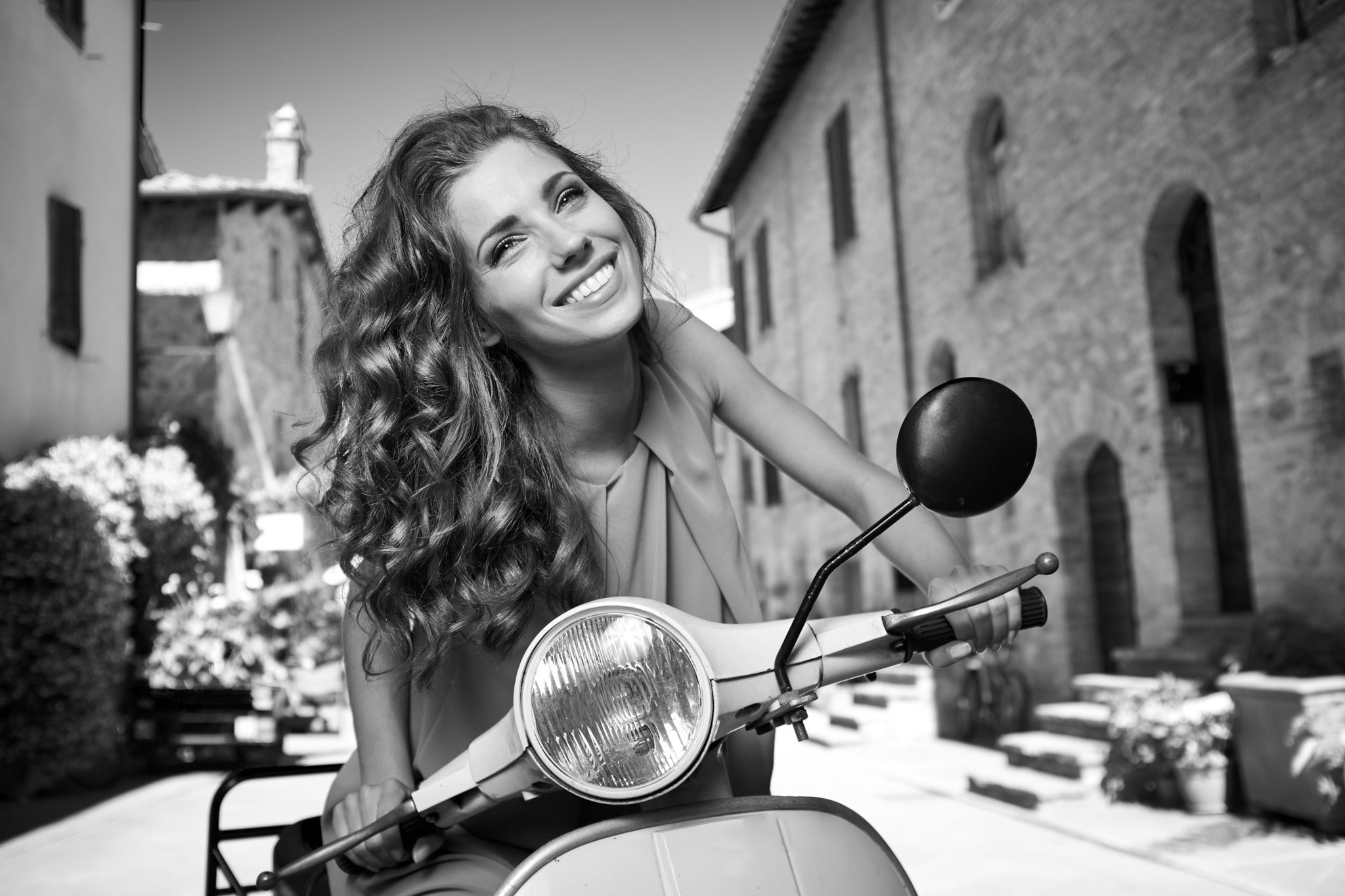 emotion, leisure activity, portrait, monochrome, young women, focus on foreground, city, young adult, women, long hair, one person, happiness, adult, smiling, HD Wallpaper