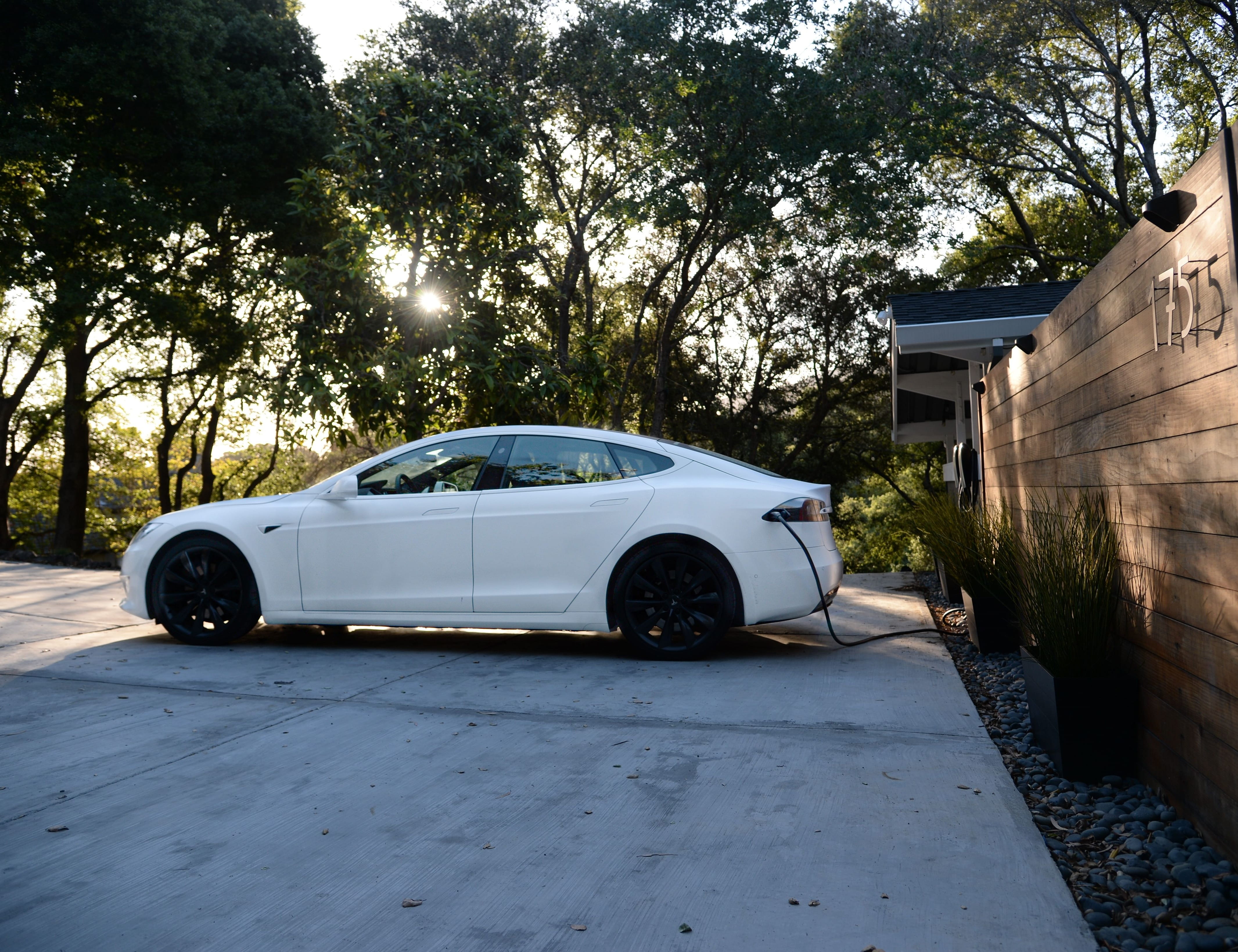 electric car, parking, architecture, tree, house, city, luxury, transportation, charging, plant, motor vehicle, white, mode of transportation, growth, garage, HD Wallpaper