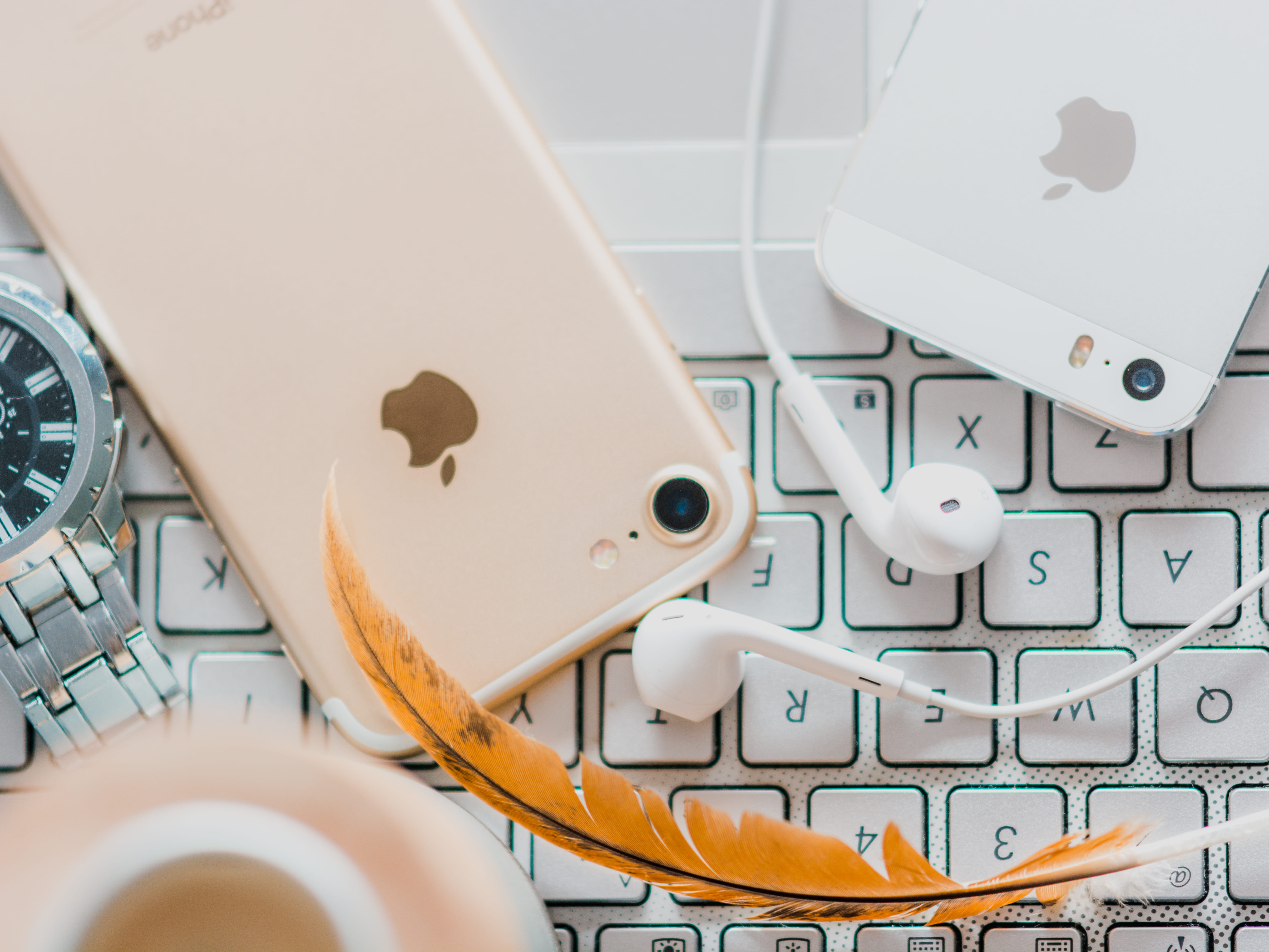 tech, smartphone, pC, data, minimalist, computer Keyboard, telephone, iphone5, communication, connection, backgrounds, earpods, workspace, watch, earpod, HD Wallpaper