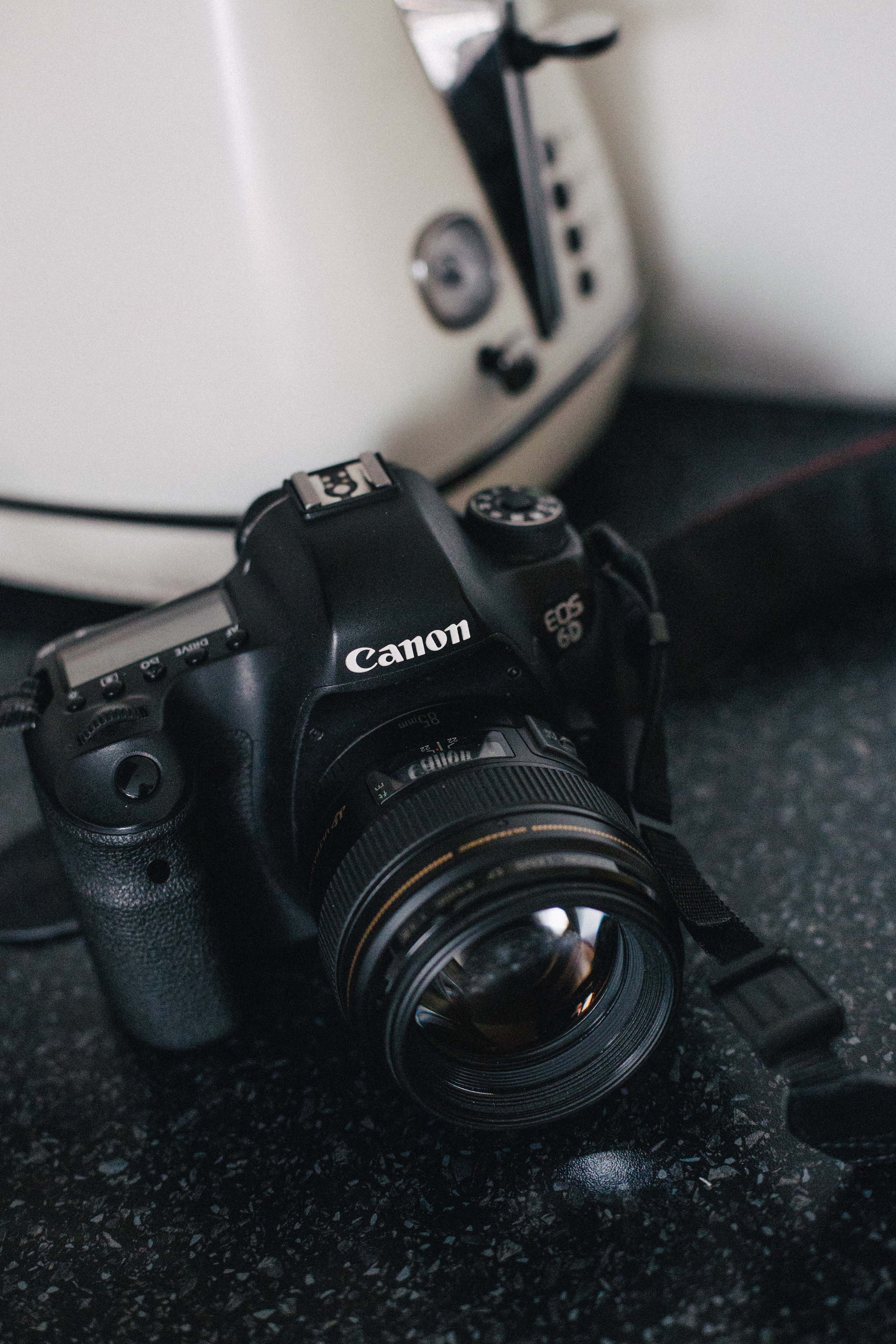 lens cap, slr camera, high angle view, black color, digital camera, lens - eye, black, focus on foreground, camera, no people, modern, photographic equipment, Phone HD Wallpaper