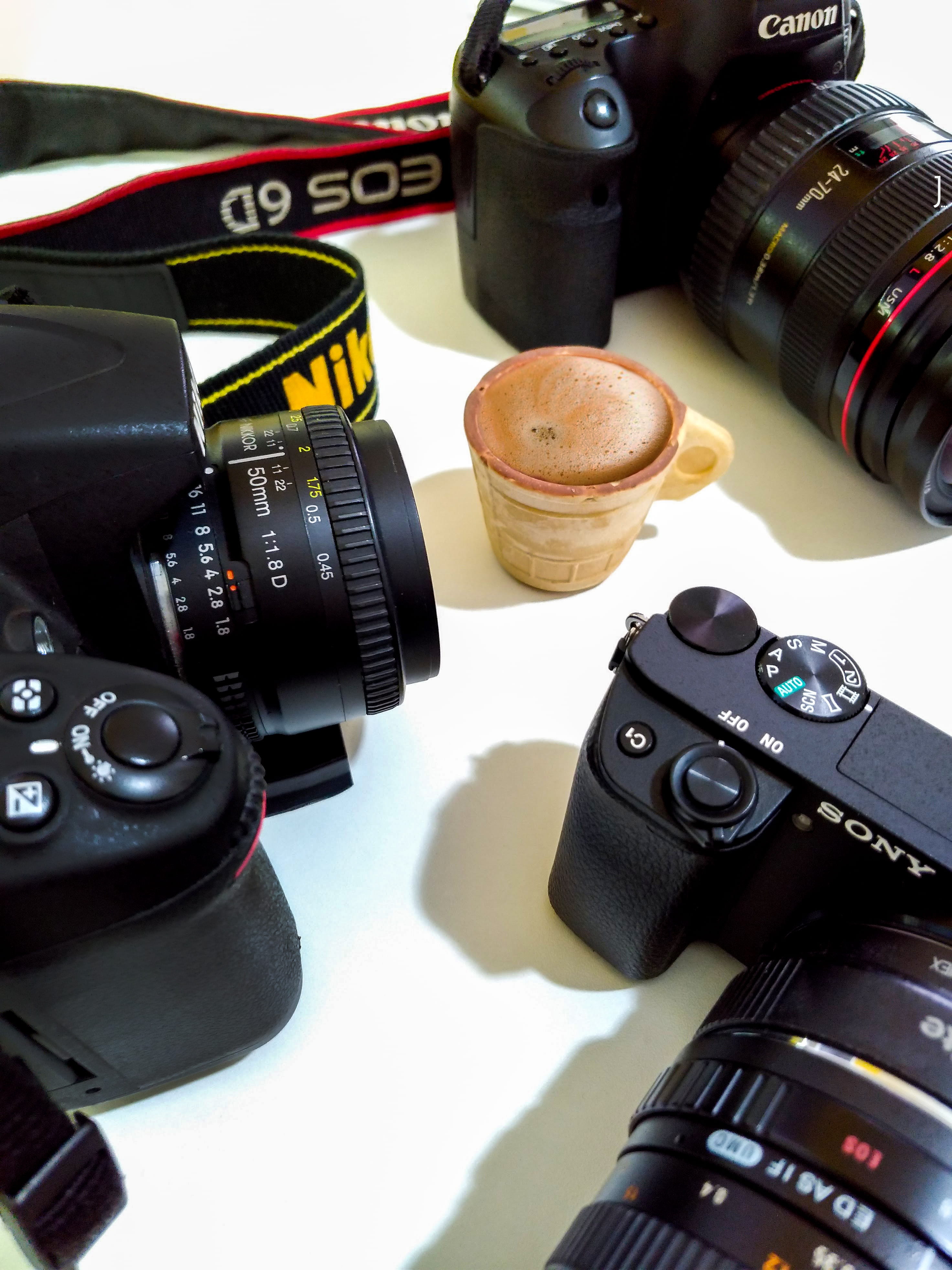 holding, photographic equipment, close-up, photographing, still life, cameras, alloy wheel, high angle view, burger, wheel, sony, canon, sonyalfa6300, photography themes, Phone HD Wallpaper