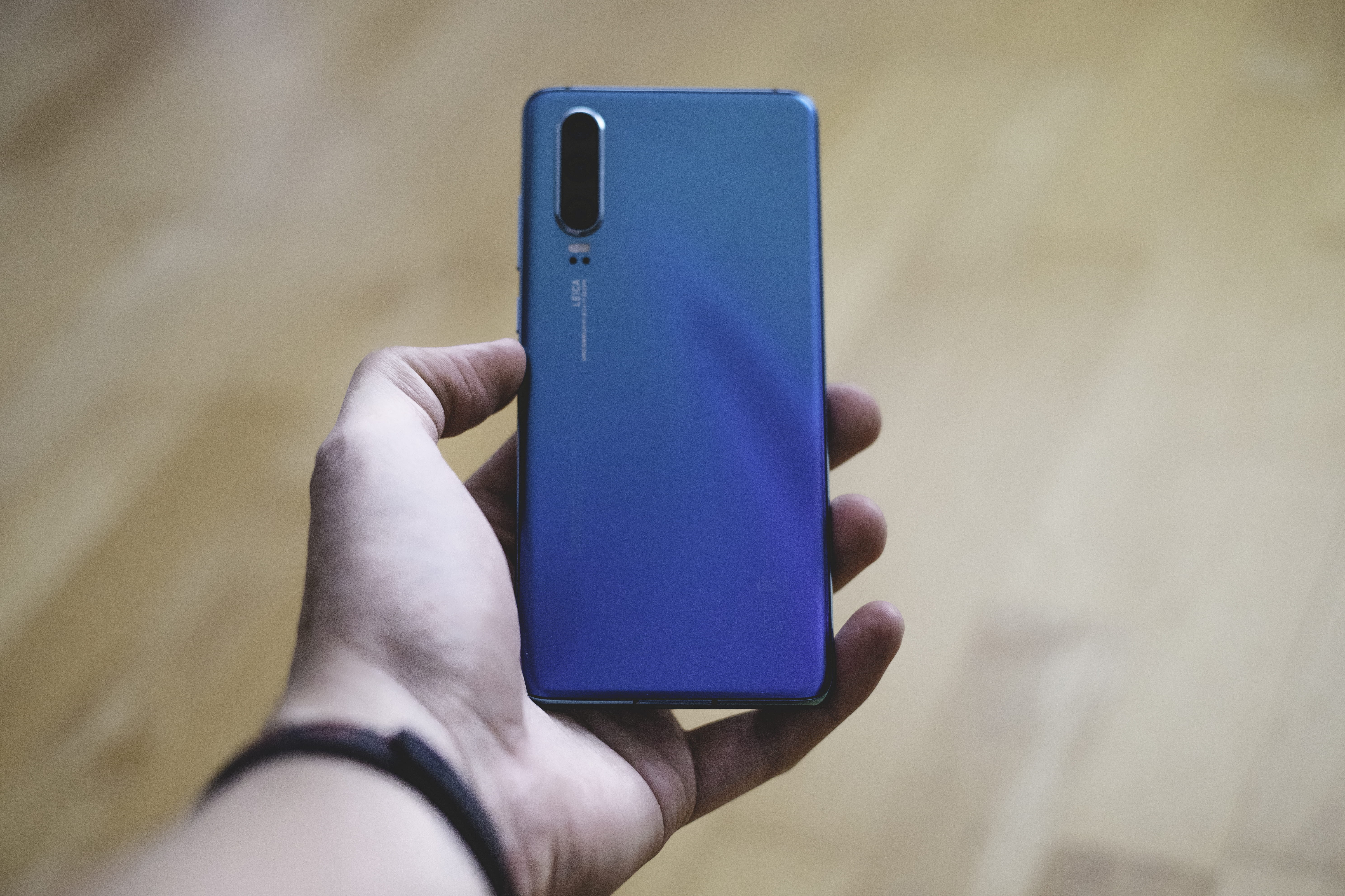 bokeh, personal perspective, human hand, holding, ipod, indoors, iphone, wireless technology, human, blue, gradient, one person, telefon huawei, smart phone, HD Wallpaper