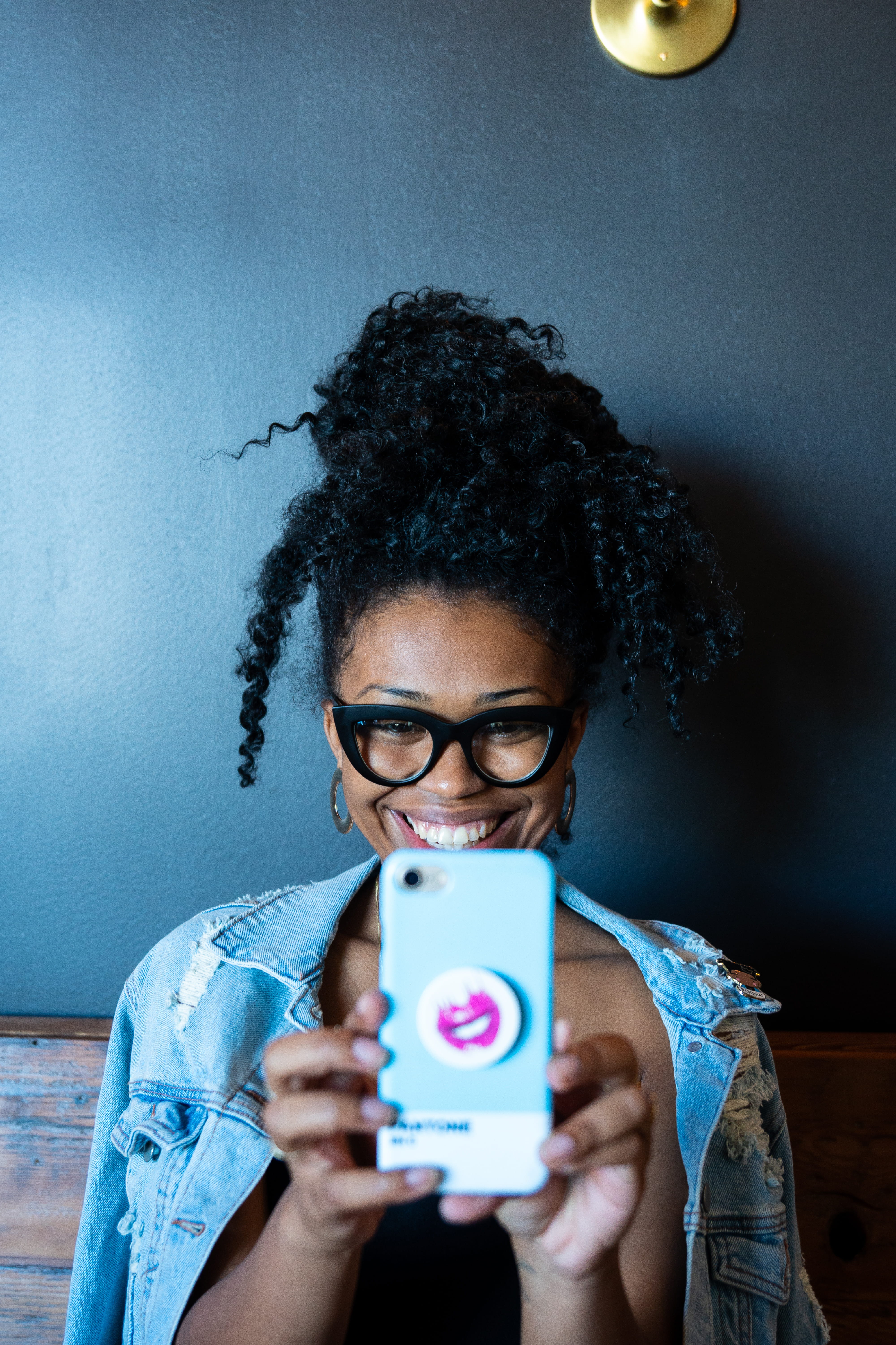 glasses, technology, hair, human, face, display, photo, phone, wireless technology, monitor, person, lifestyles, hairstyle, cell phone, smartphone, telephone, Phone HD Wallpaper