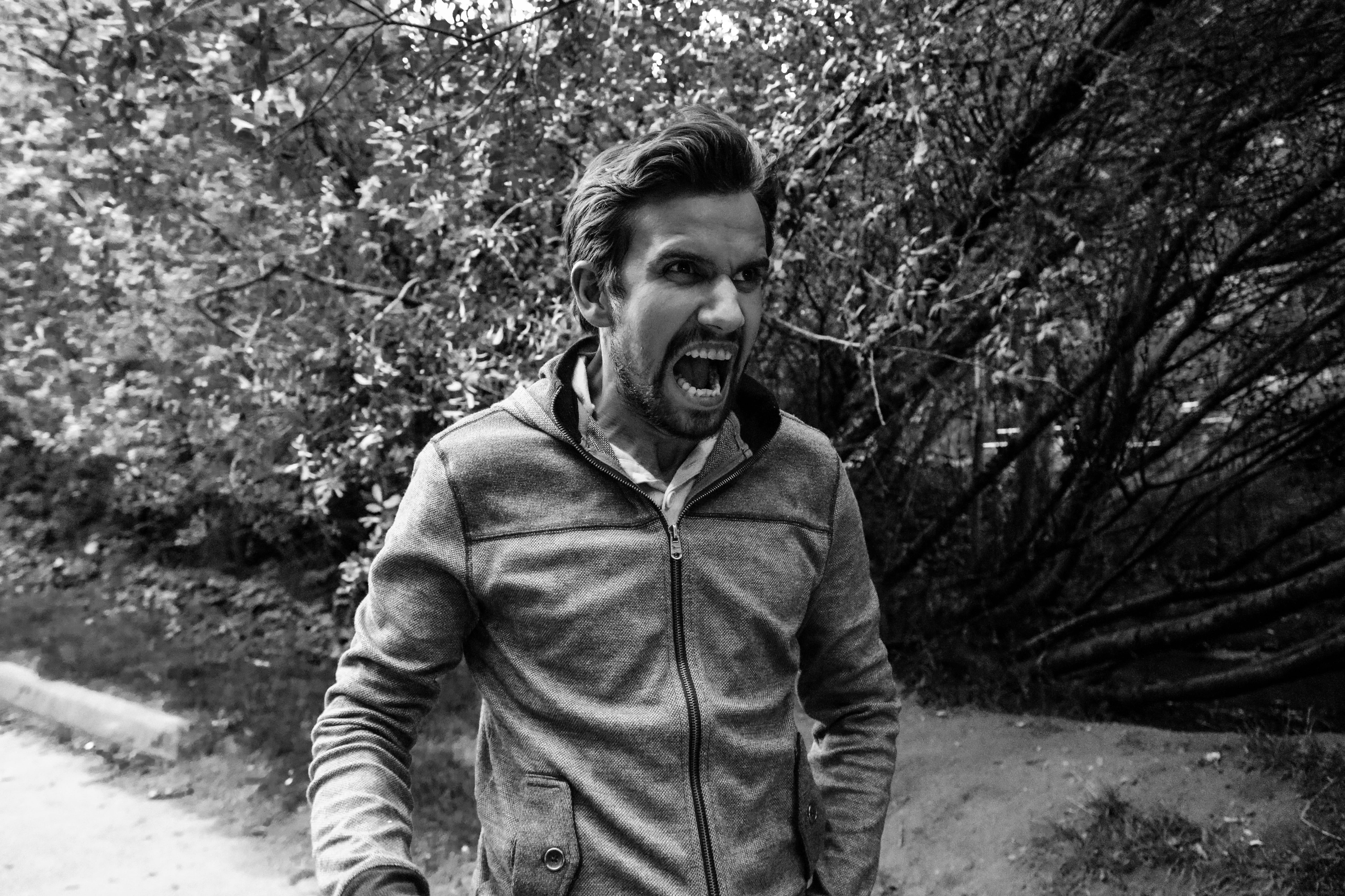 black-and-white, waist up, front view, bad, person, nature, casual clothing, anger, stress, guy, lifestyles, portrait, male, rage, furious, shout, wood, HD Wallpaper