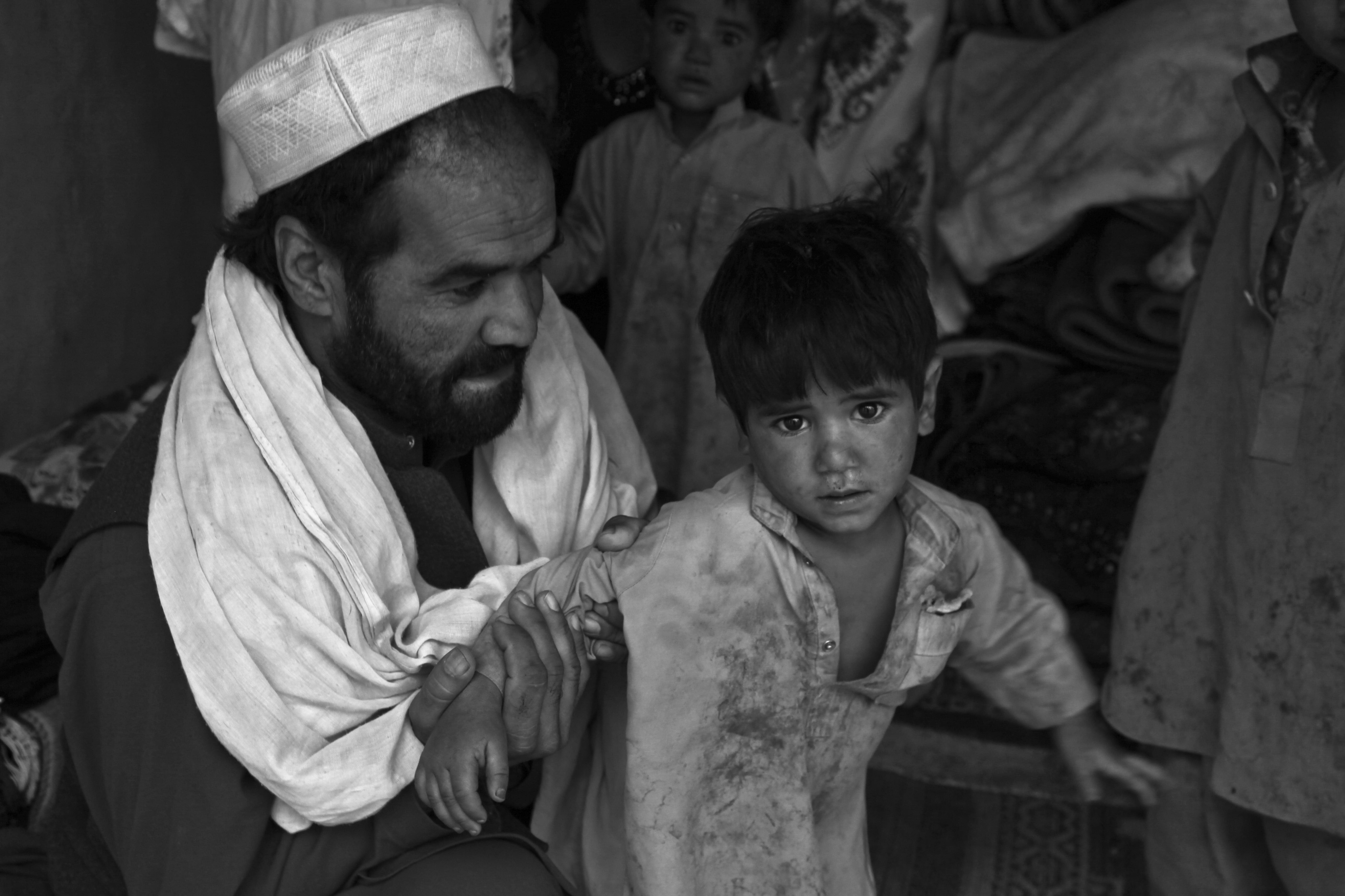 help, afghanistan, man, daughter, poor, women, family, two people, emotion, dirty, men, mature men, mid adult, hope, adult, childhood, real people, carrying, HD Wallpaper