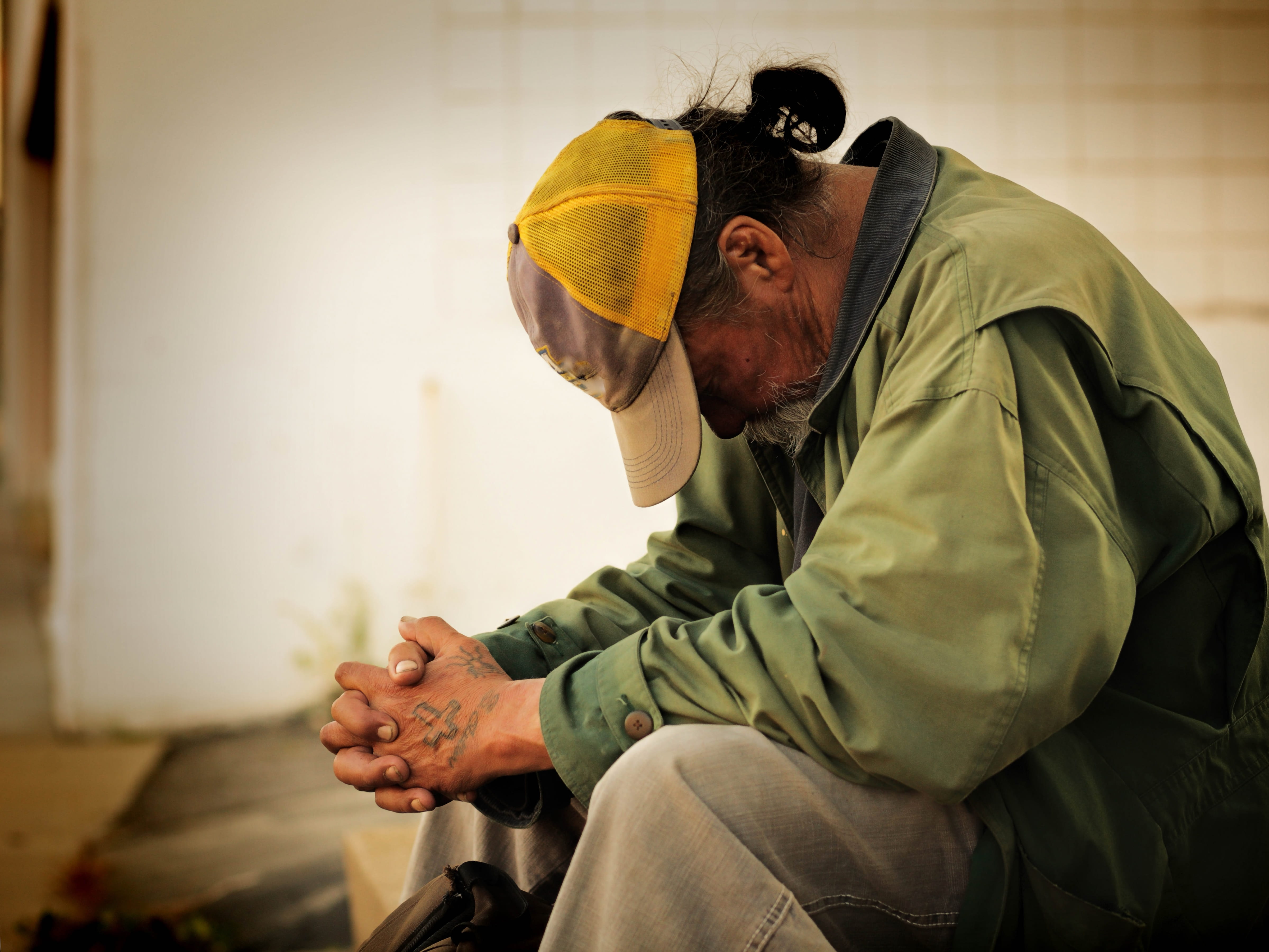 poor, beggar, community, green, poverty, street, emotion, hopelessness, healthcare and medicine, hungry, horizontal, mature adult, volunteering, adult, HD Wallpaper