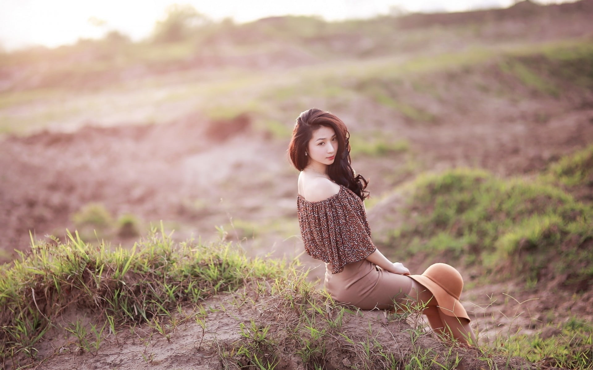 hat, looking at camera, women, full length, wearing, field, beauty, beautiful woman, young women, fashion, nature, leisure activity, brown, lifestyles, HD Wallpaper