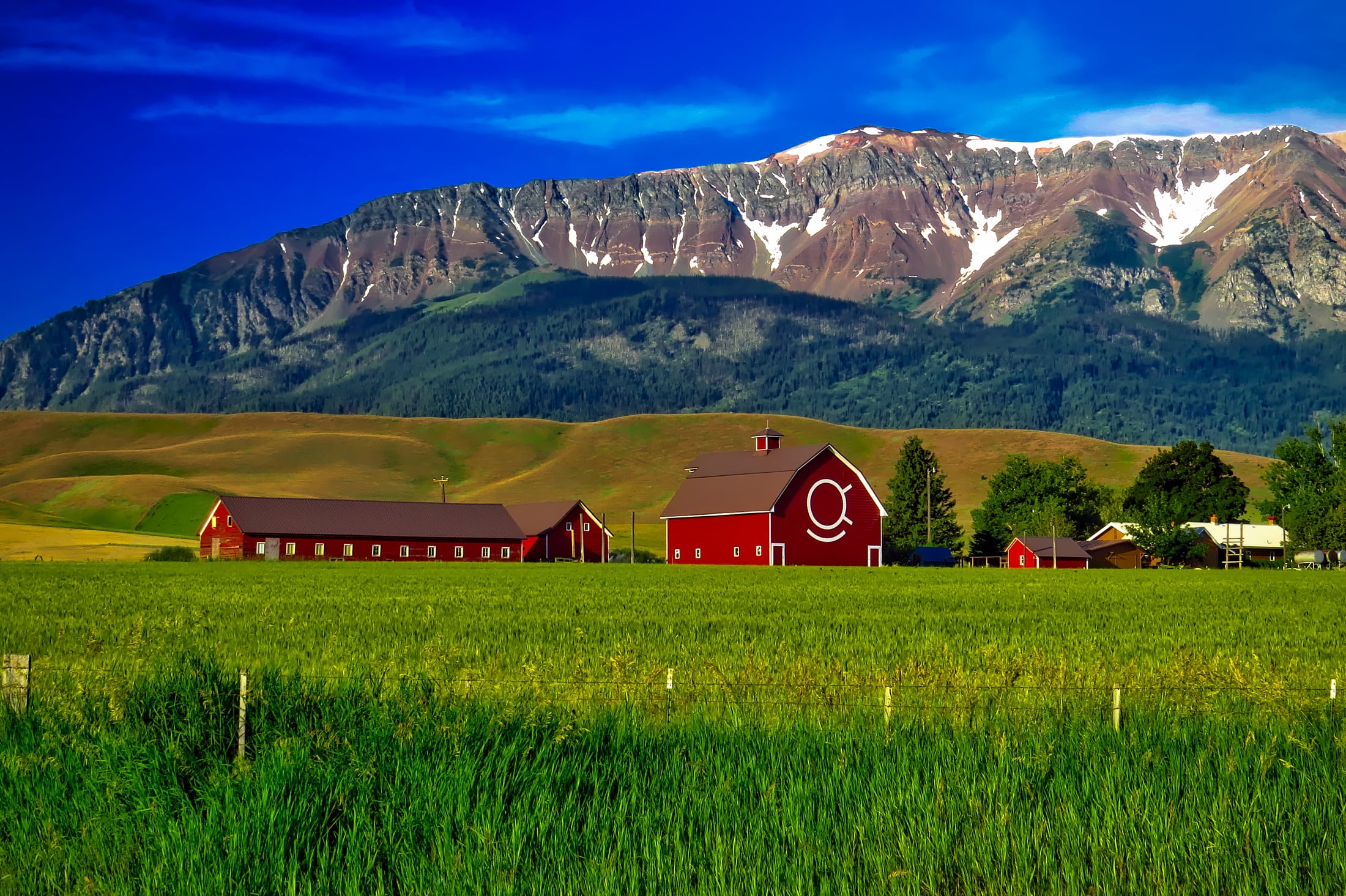 mountain range, architecture, mountain, rural, mountains, hill, agriculture, red, environment, house, oregon, rural Scene, field, scenic, beautiful, barns, HD Wallpaper