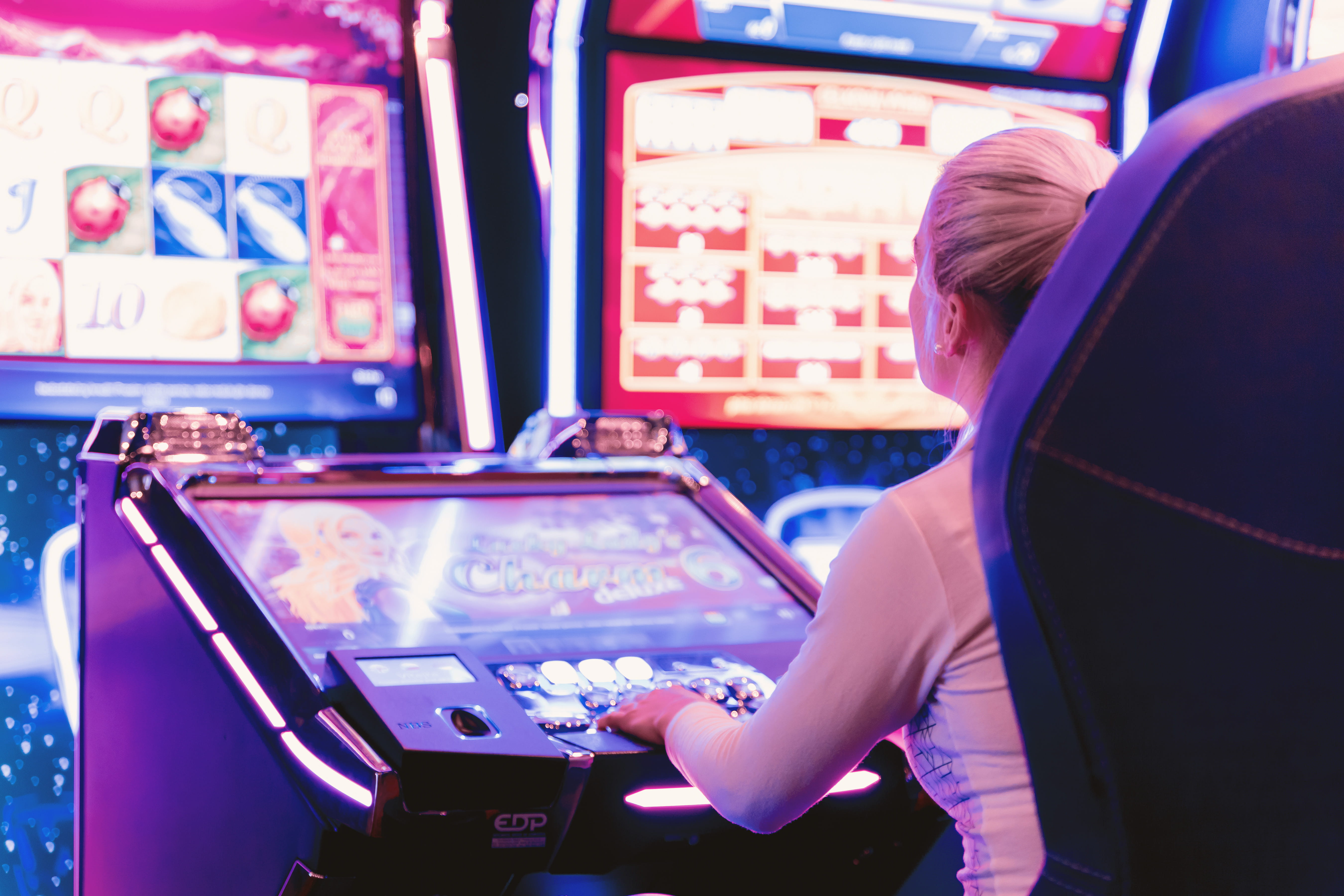 playing, computer, waist up, 5K, slot machine, looking, technology, arts culture and entertainment, working, casino, indoors, side view, one person, adult, HD Wallpaper
