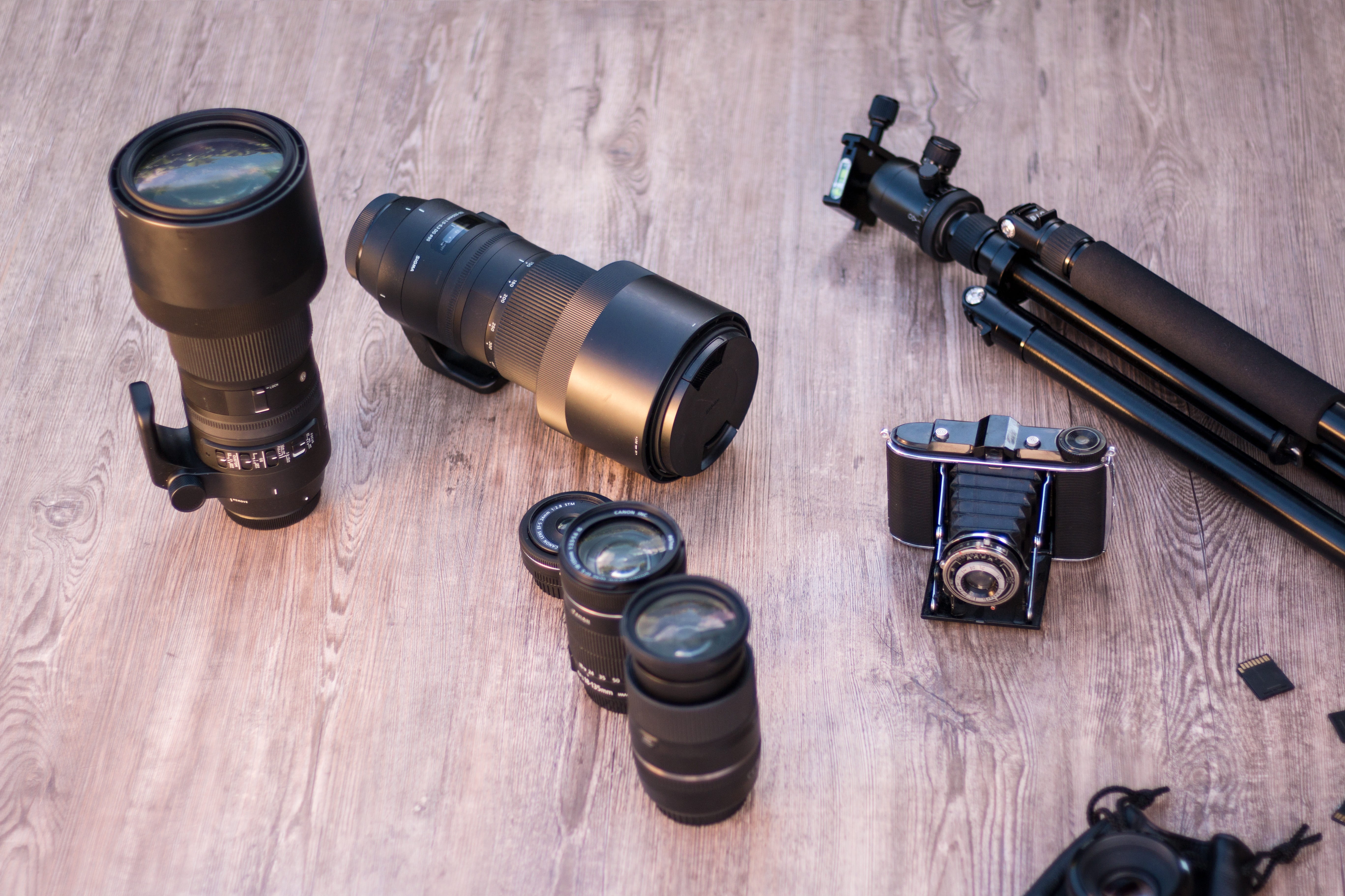 camera - photographic equipment, old camera, camera tripod, group of objects, telephoto lens, wood, facilities, directly above, memory cards, technology, HD Wallpaper