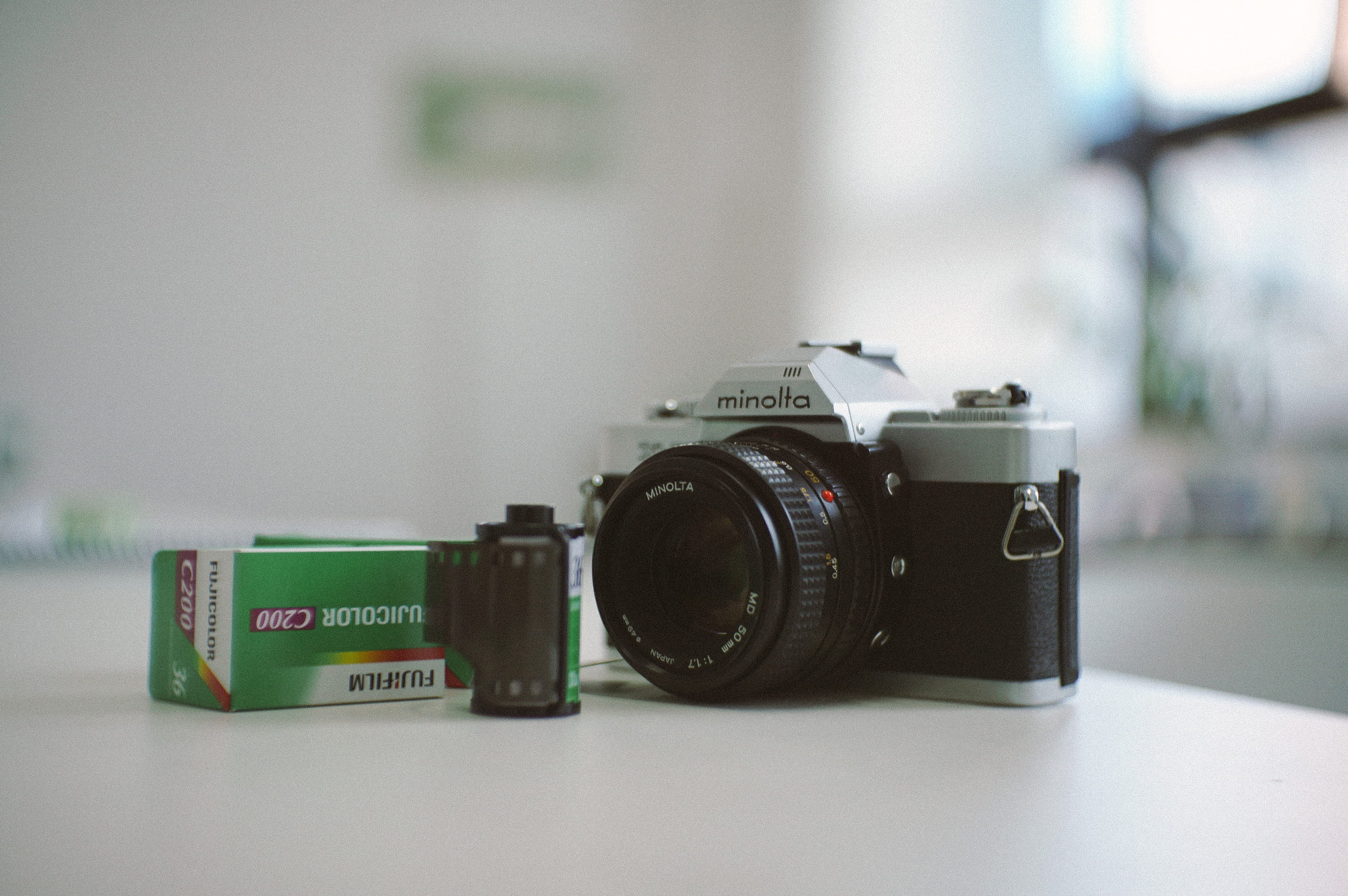 focus on foreground, gray, analog, lens - eye, lens - optical instrument, indoors, film, 2K, battery, camera - photographic equipment, photographing, slr, HD Wallpaper