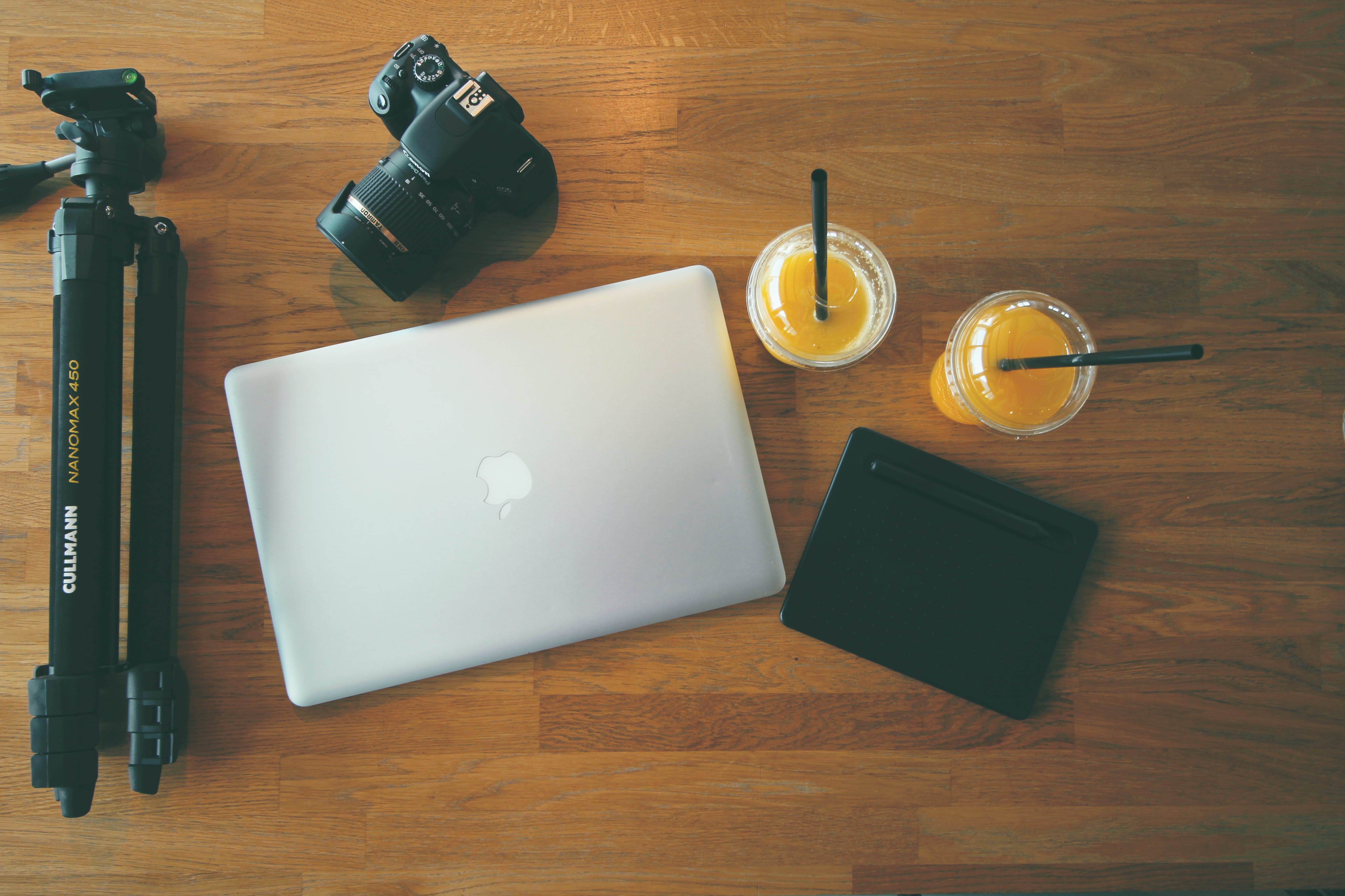 5K, gray, refreshment, pen, wood - material, tripod, photographic equipment, drink, communication, blank, paper, gear flatlay, amsterdam, no people, tech, HD Wallpaper