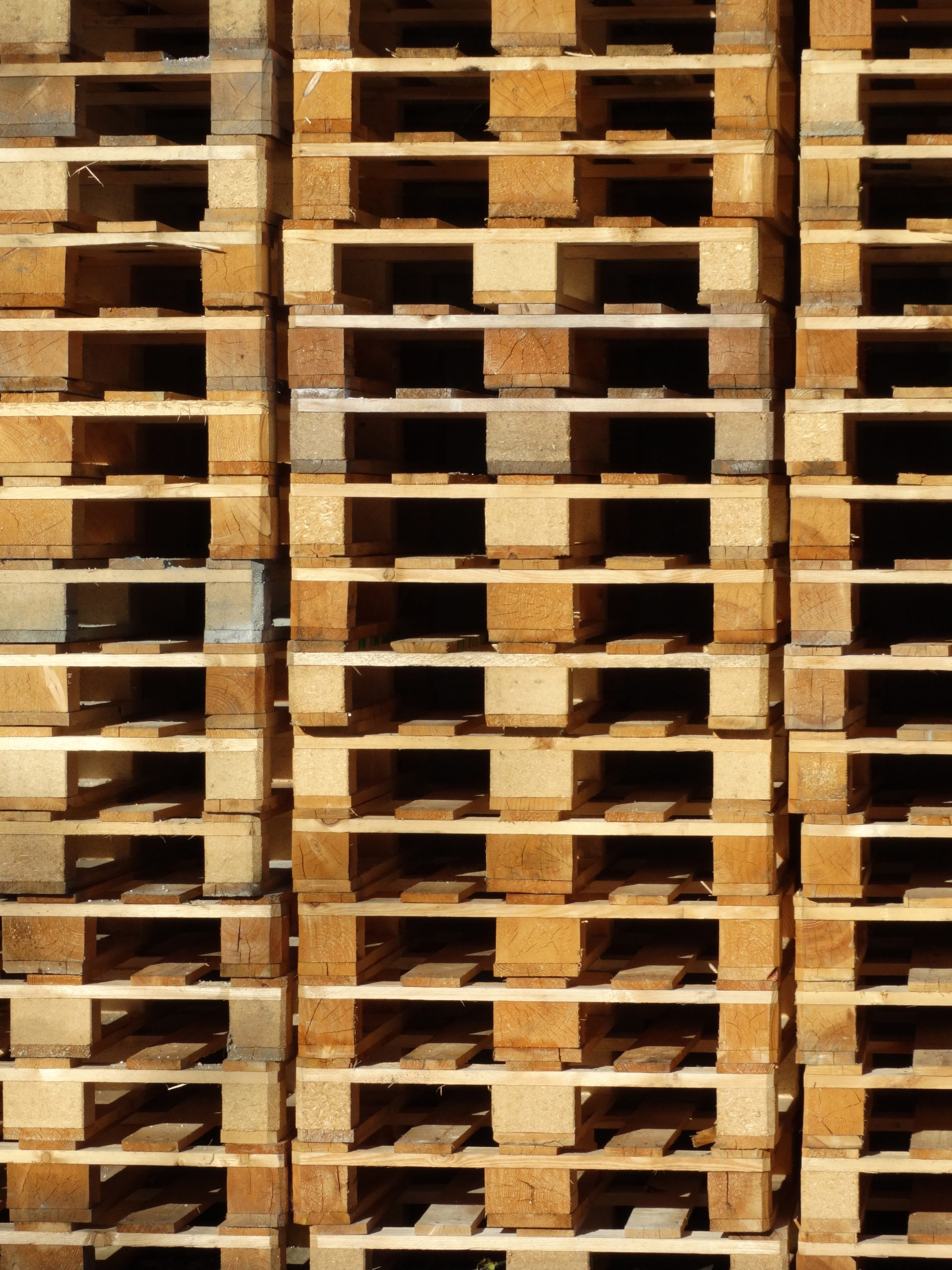 stack, pile, palettstapel, close-up, wooden pallets, indoors, 4K, industry, pattern, arrangement, brown, full frame, wood, pallets, transport of goods, Phone HD Wallpaper