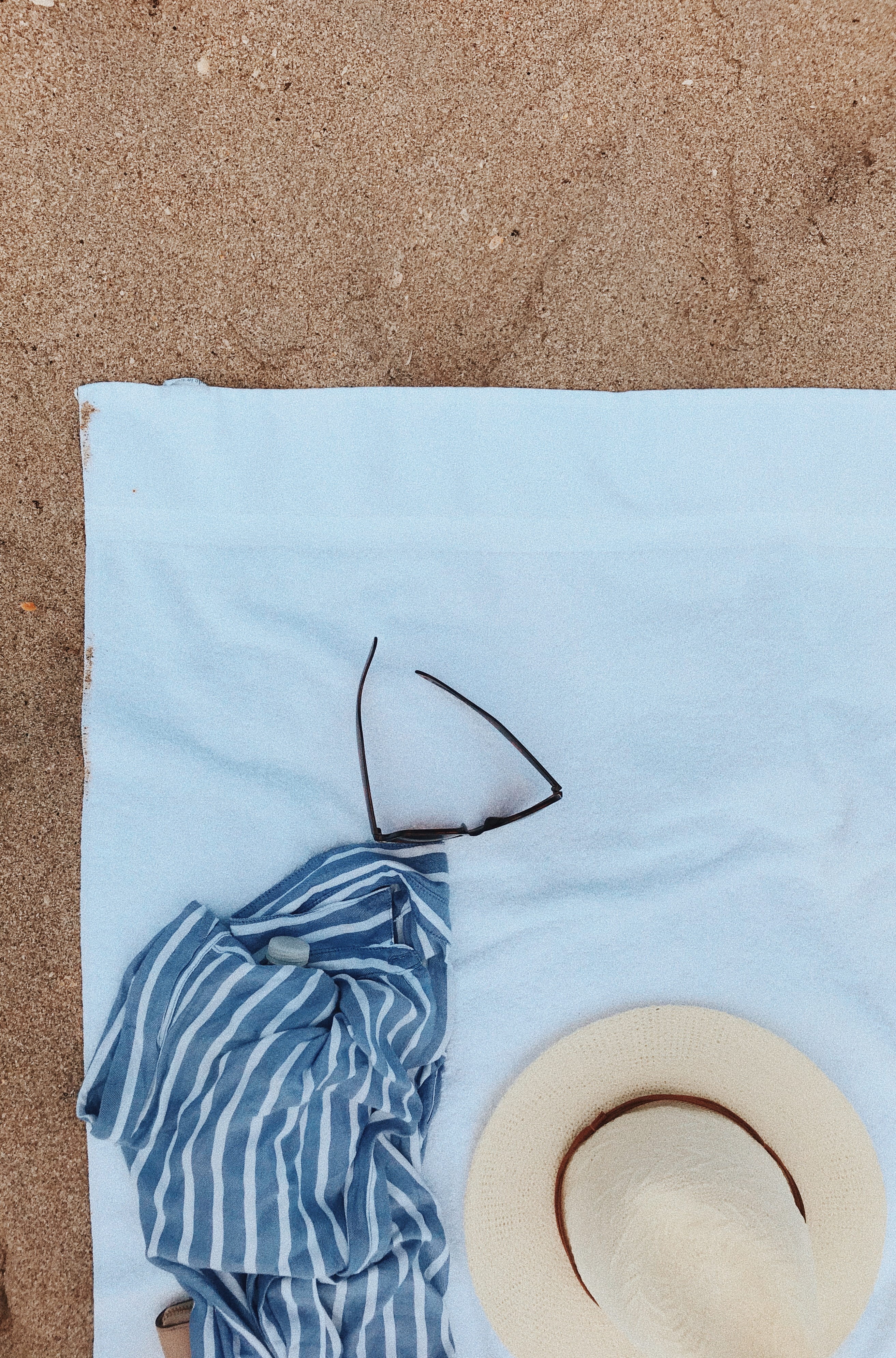 towel, blue, summer, copy Space, sea, summer flat lay, sunglasses, summer vacation, flay, photography, summer slatlay, flat lay, hat, beach, vacation, blacknet, Phone HD Wallpaper