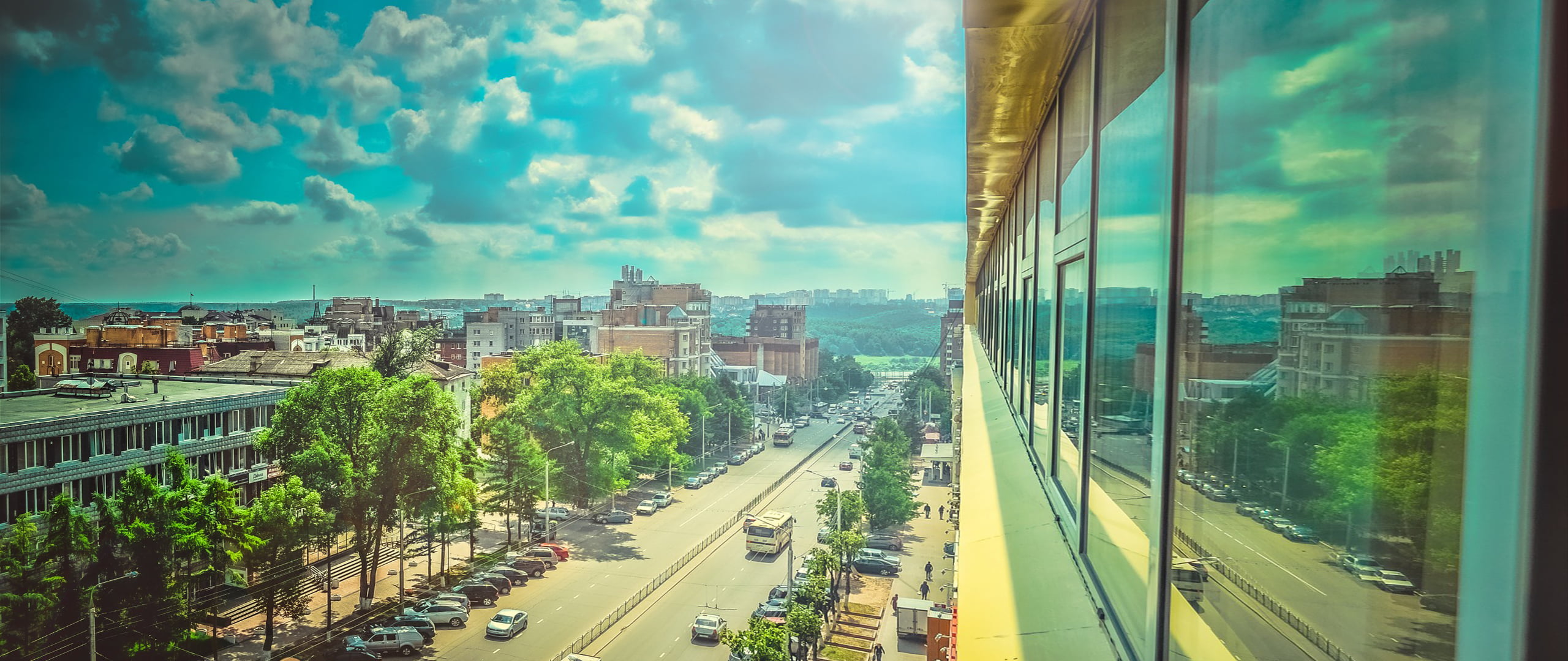 2K, traffic, road, building exterior, tree, building, modern, cityscape, clouds, high angle view, office building exterior, car, built structure, track, HD Wallpaper