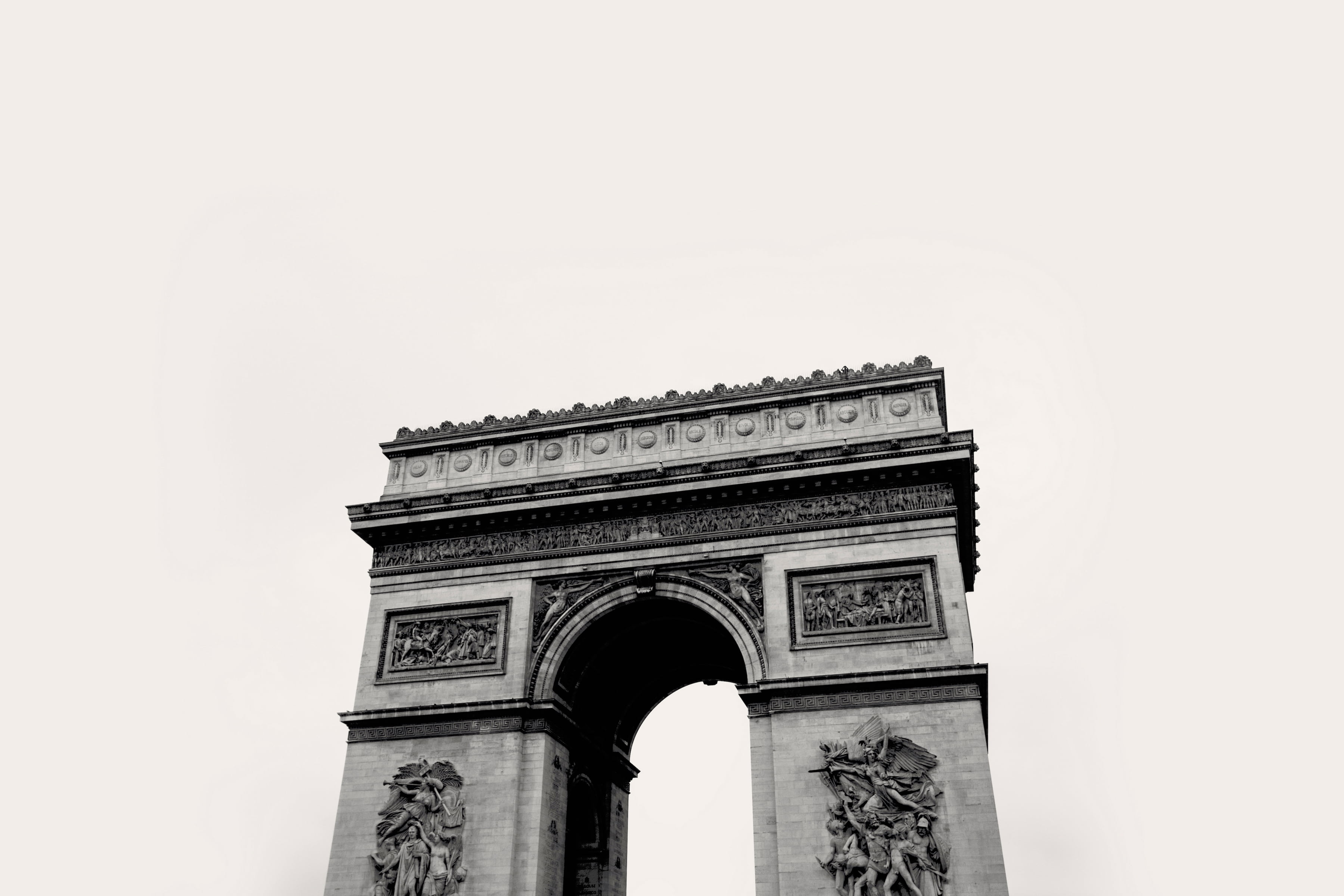 carving, arc de Triomphe, architecture, copy space, arc, sky, europe, black and white, memorial, 2K, triumphal Arch, history, travel Destinations, art and craft, HD Wallpaper