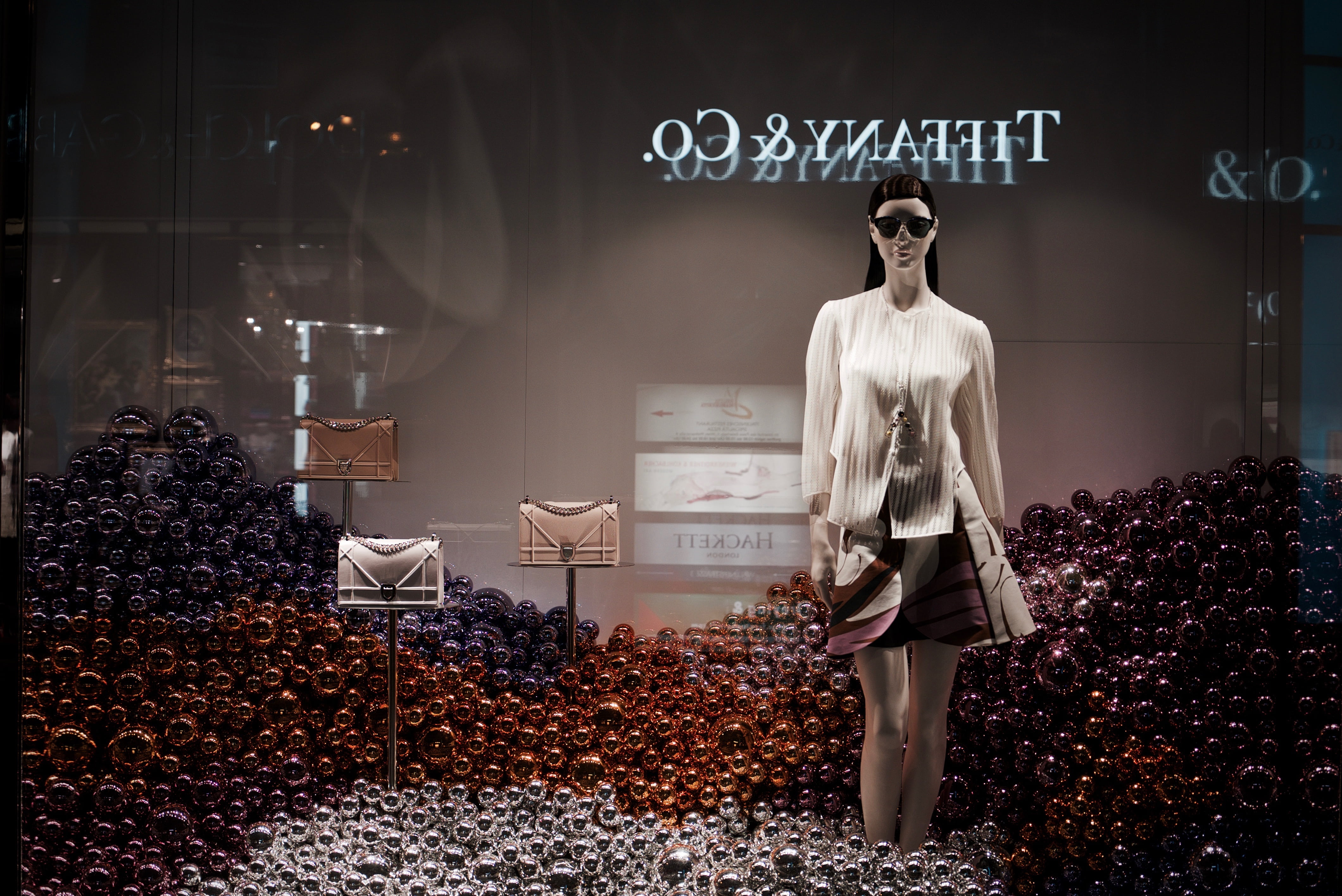 western script, woman, full length, display, standing, only women, customer, architecture, co, mall, indoors, inside, casual clothing, leathers, boutique, HD Wallpaper
