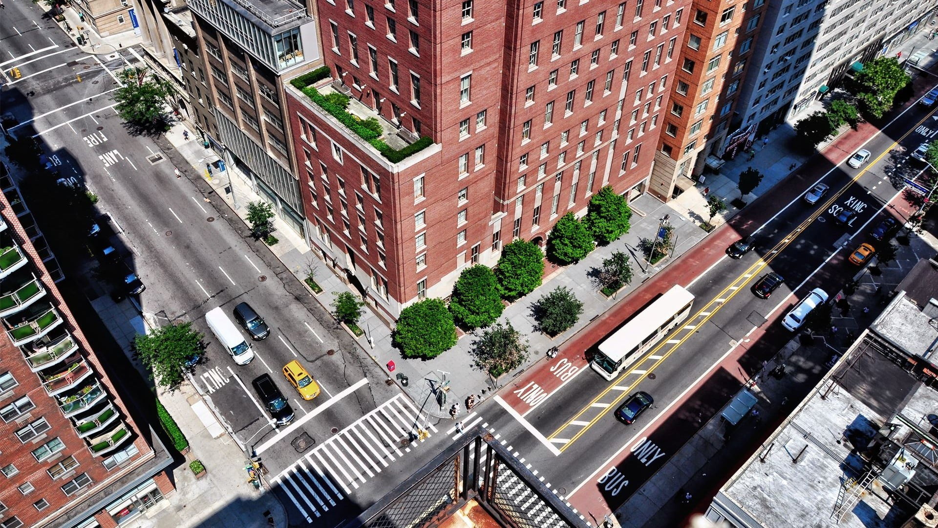 intersections, building, built structure, apartments, residential district, balcony, land vehicle, motor vehicle, incidental people, office building exterior, HD Wallpaper