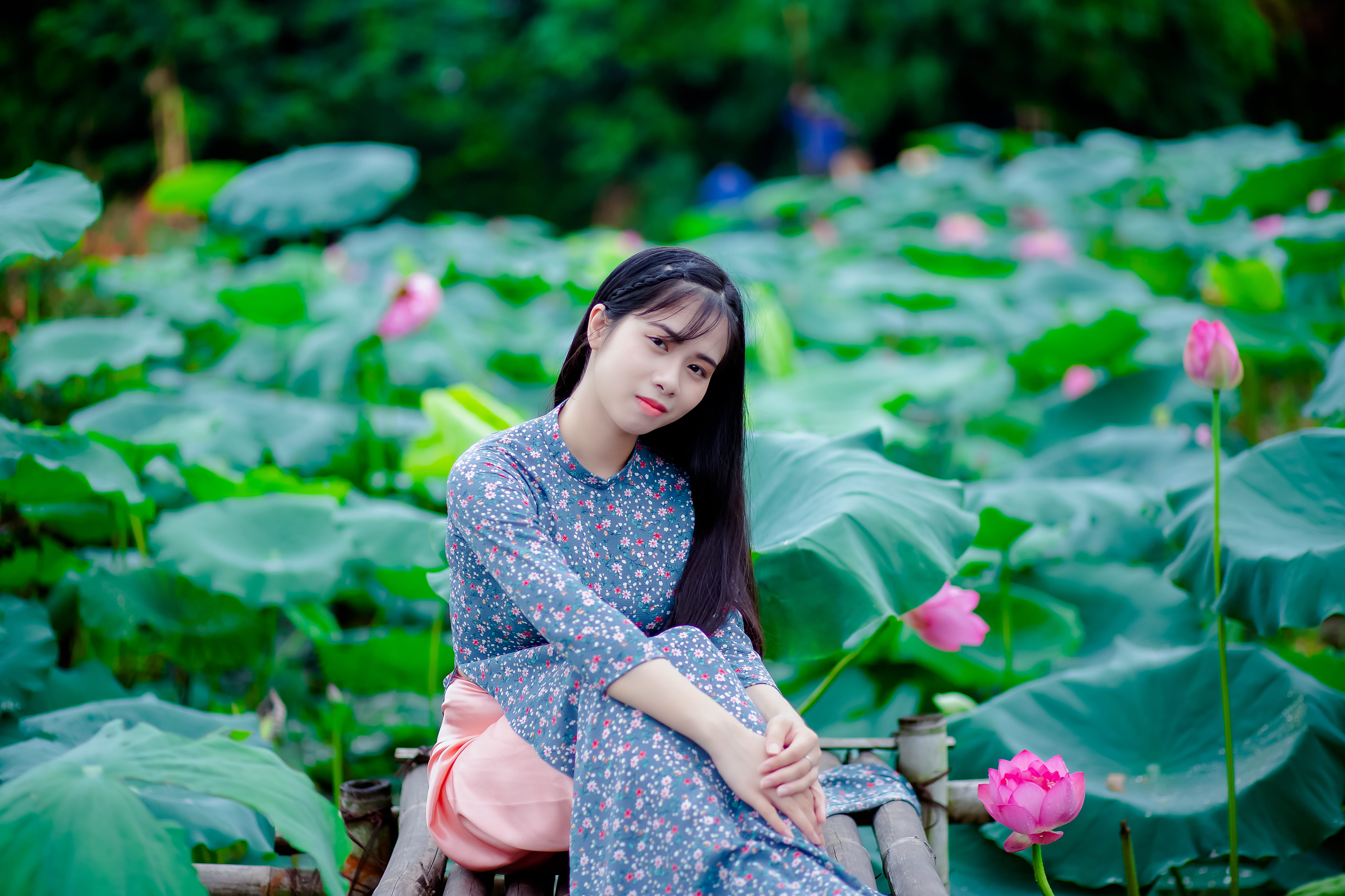 focus on foreground, summer, women, hair, 5K, adult, grass, pretty, flowering plant, real people, growth, garden, sitting, brown, lotus, leisure activity, HD Wallpaper