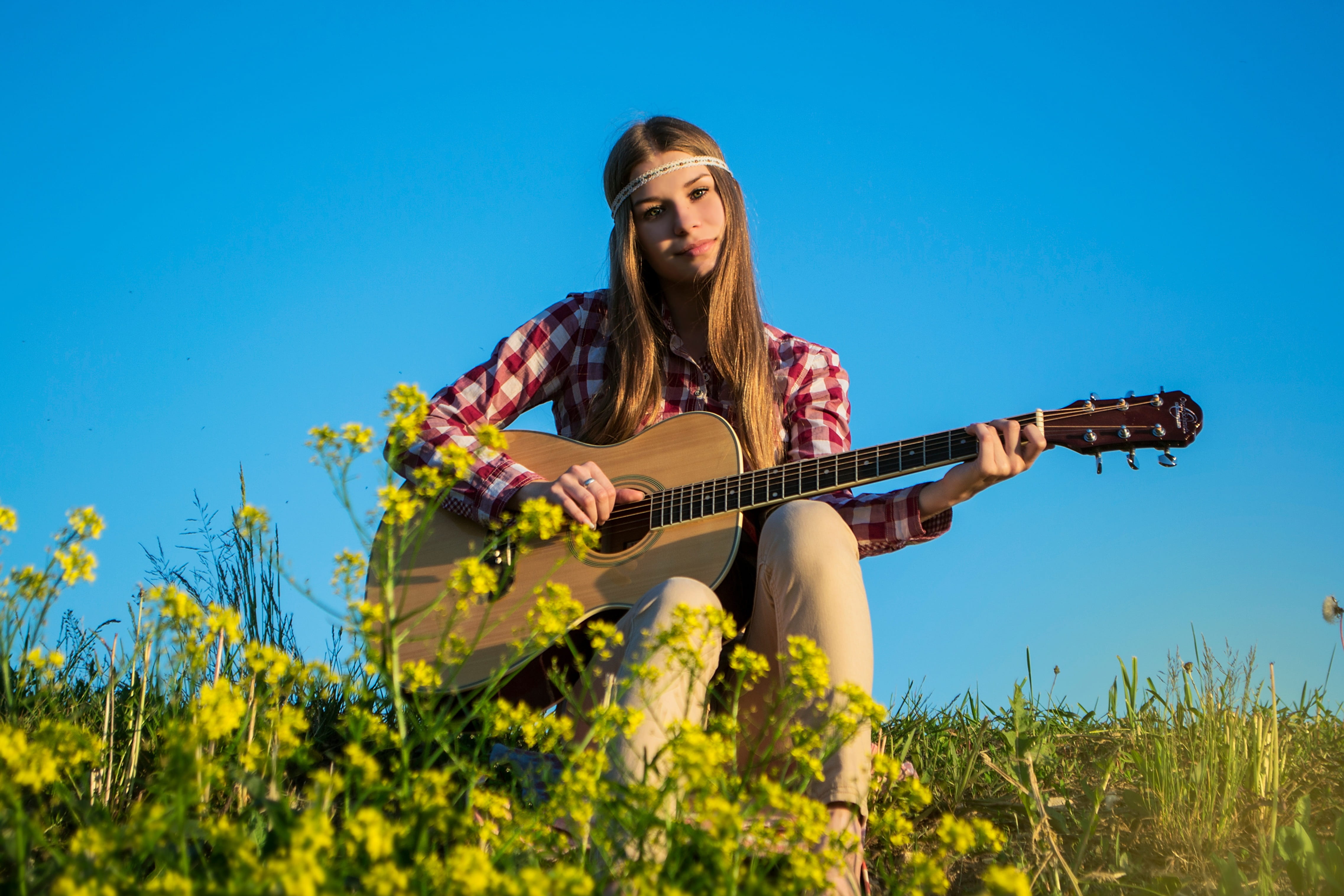 musical instrument, brown, daytime, plant, acoustic guitar, hair, musician, casual clothing, red, surrounded, petaled, sitting, hairstyle, plucking an instrument, HD Wallpaper