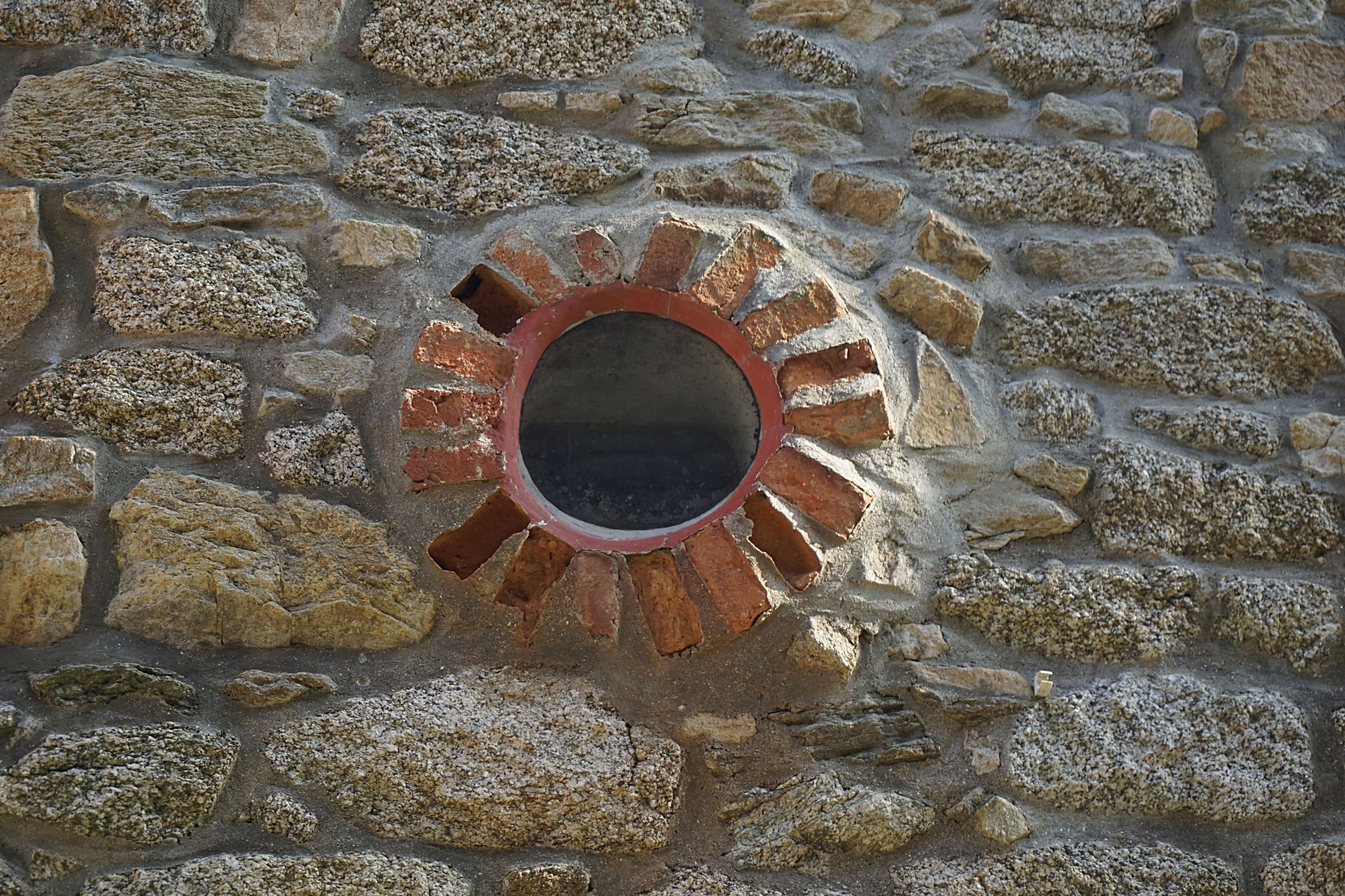 wall, circle, lumiere, solid, old, no people, stone wall, metal, pipe - tube, vieux, shape, oeil de boeuf, maison ancienne, hole, architecture, wall - building feature, HD Wallpaper