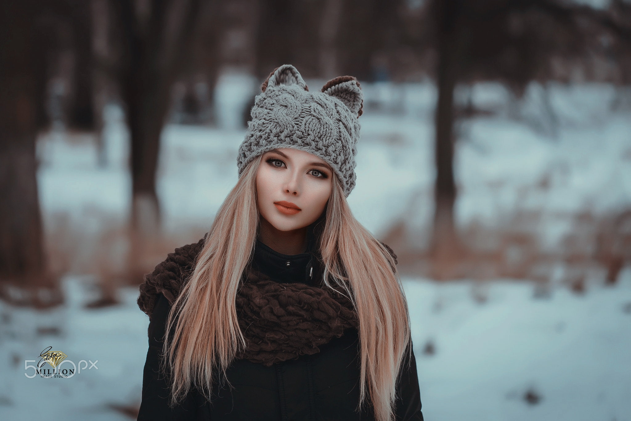 red lipstick, scarf, Wool cap, looking at viewer, blonde, black jackets, depth of field, winter, women, 1080P, woolen, HD Wallpaper