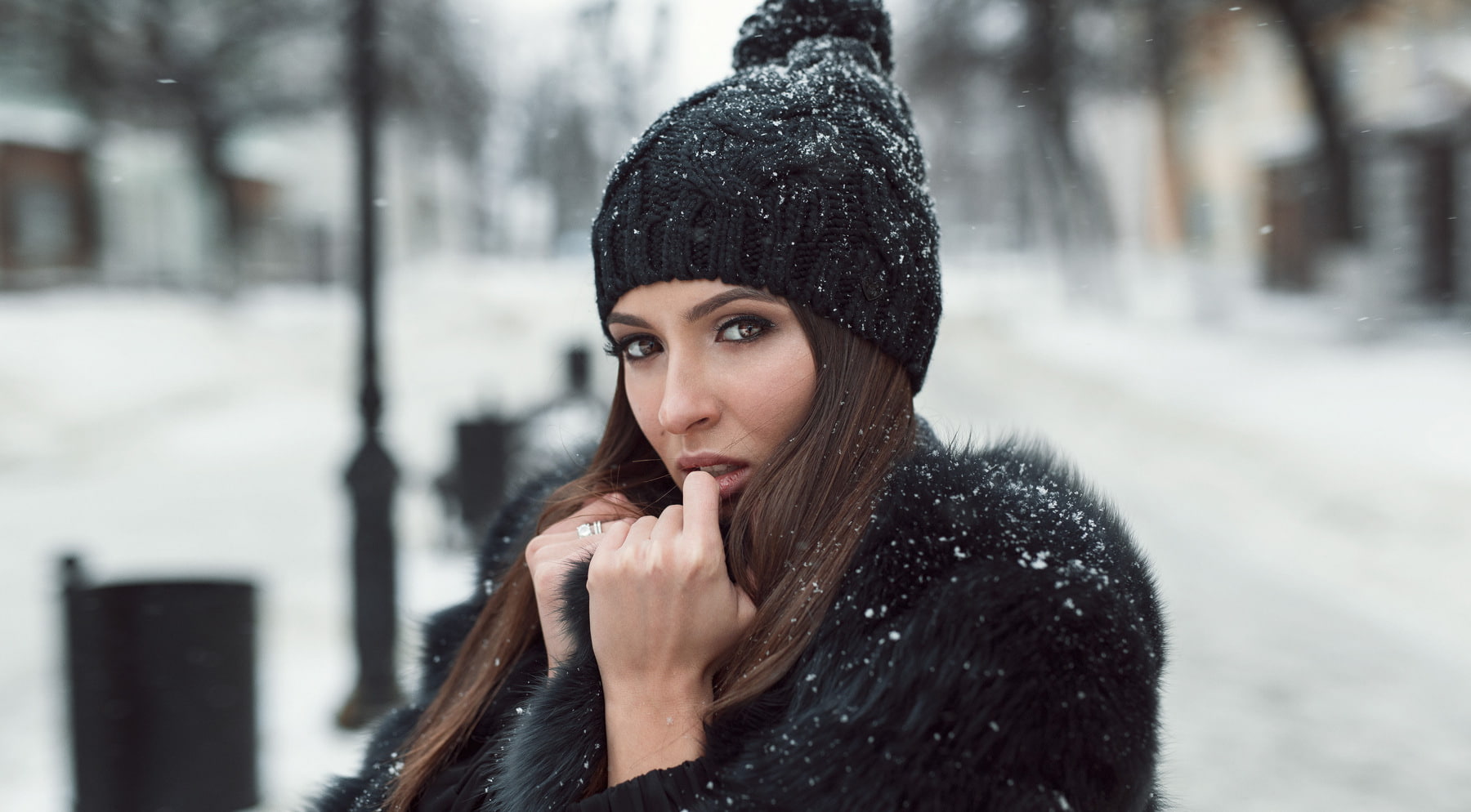 model, warm clothing, Public, women, woolly hat, one person, women outdoors, beautiful woman, snow, 720P, hairstyle, Alexey Slesarev, focus on foreground, HD Wallpaper