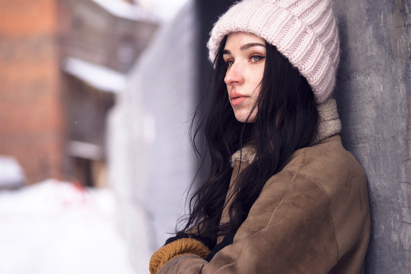 arms crossed, woolly hat, looking away, long hair, outdoors, dark hair, Wool cap, portrait, jacket, 720P, women, women outdoors, model, depth of field, HD Wallpaper