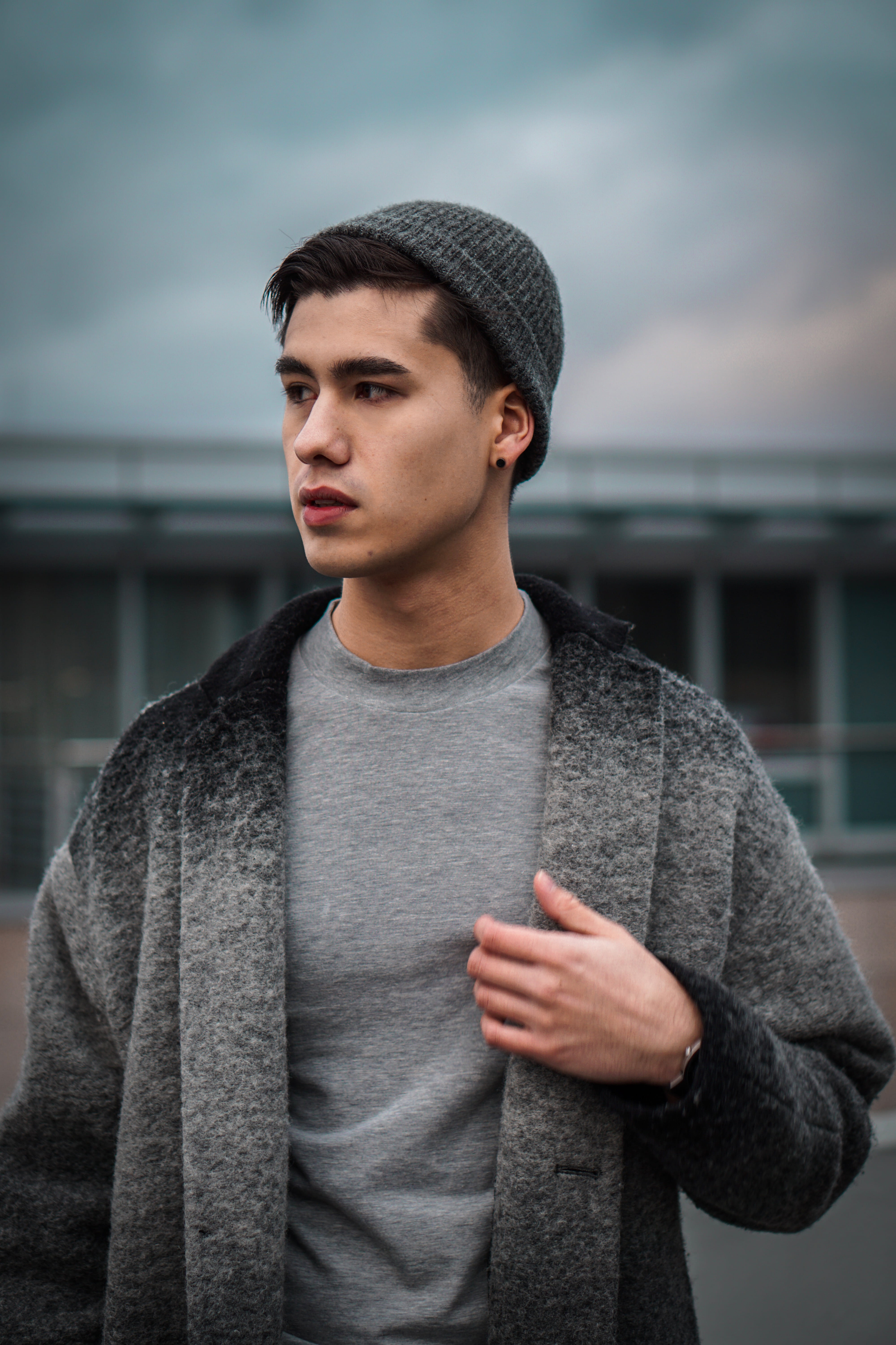 5K, adolescence, buckle, hat, waering, hood - clothing, undershirt, handrail, person, wool, finger, sleeve, young men, man, long sleeve, front view, day, Phone HD Wallpaper