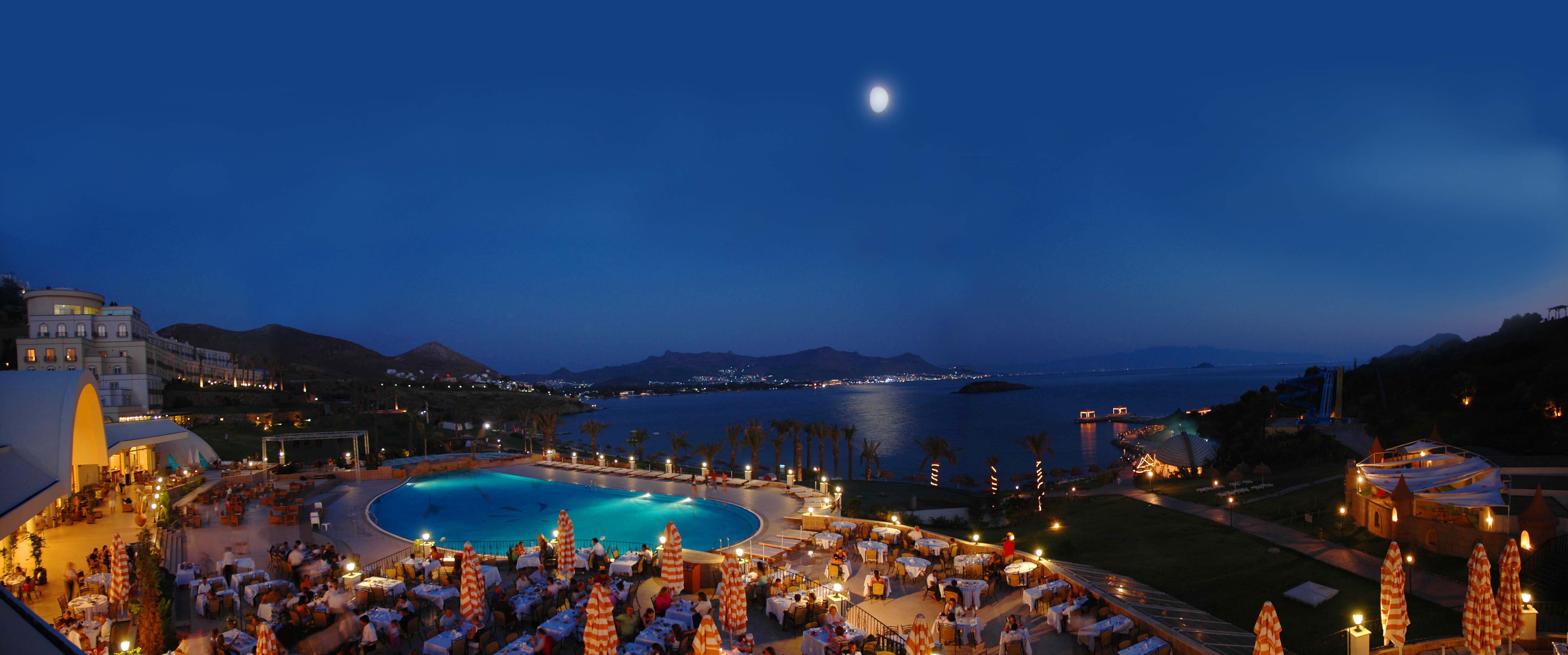 pool, sea, moon, blue, sky, crowd, ocean, hotel, dusk, people, architecture, group of people, vacations, full moon, real people, summer, city, cityscape, HD Wallpaper