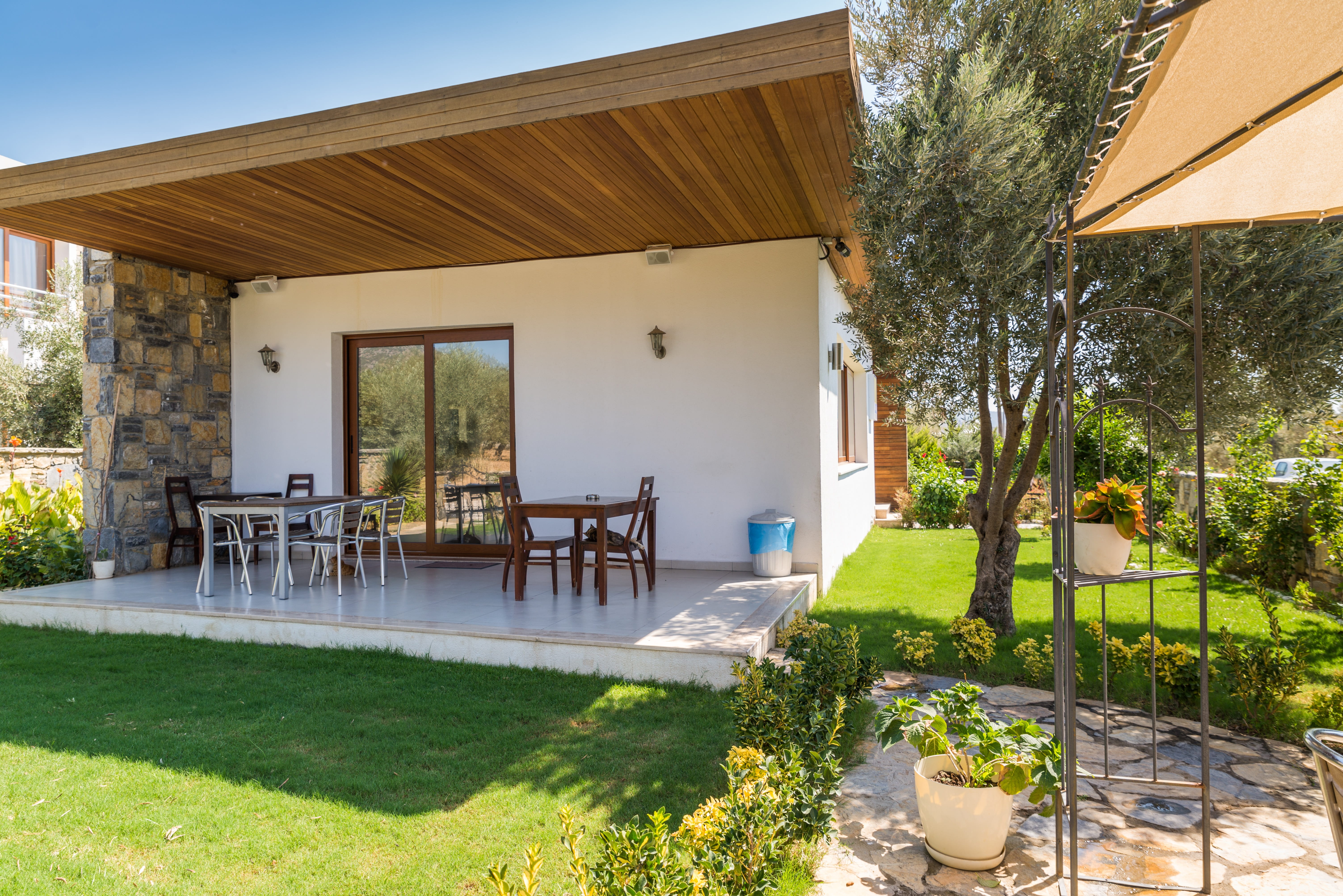 seat, built structure, luxury, plant, house, bodrum, building, turkey, front or back yard, outdoors, architecture, sunlight, day, table, growth, carthage tour, HD Wallpaper