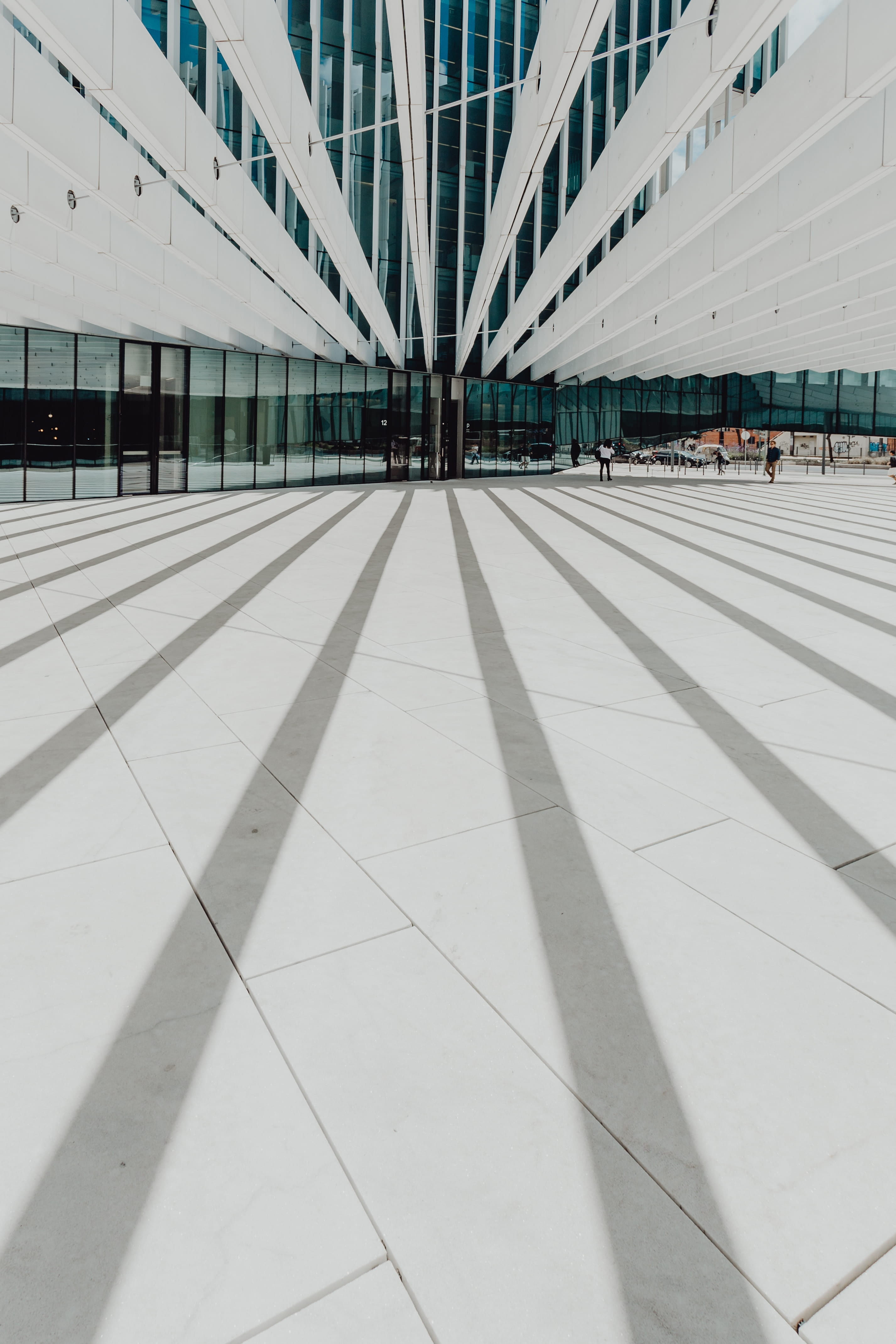 architecture, ceiling, shadow, architect, architectural column, mateus, glass - material, contemporary, diminishing perspective, building, transportation, Phone HD Wallpaper