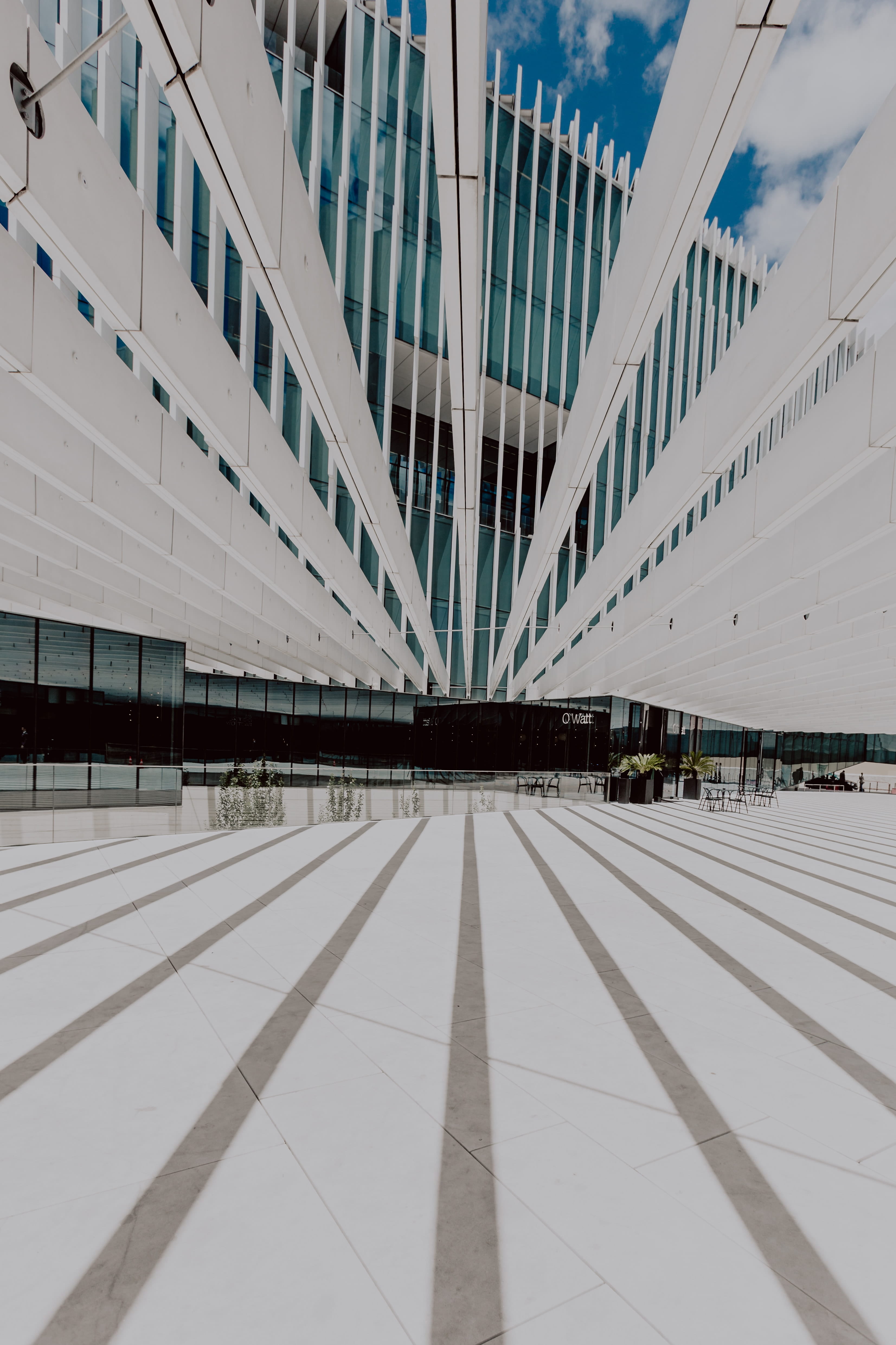 minimal, modern, day, nature, outdoors, transportation, building, office building exterior, portugal, tiled floor, reflection, aires, pattern, minimalist, Phone HD Wallpaper