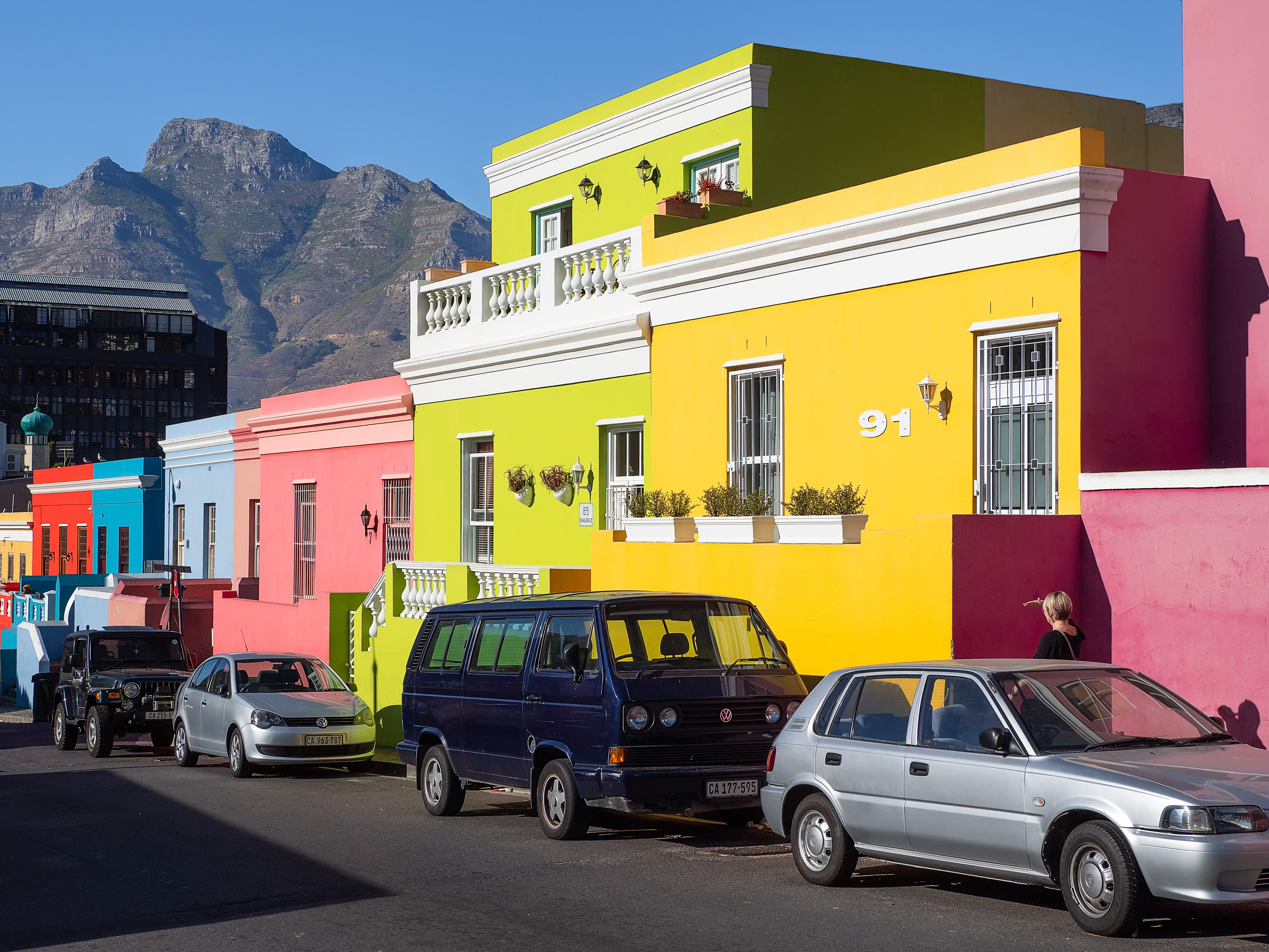 parking, city, bus, building exterior, street, town, bo-kaap, van, daytime, home, architecture, traffic, 4K, motor vehicle, car, sky, outdoors, built structure, HD Wallpaper