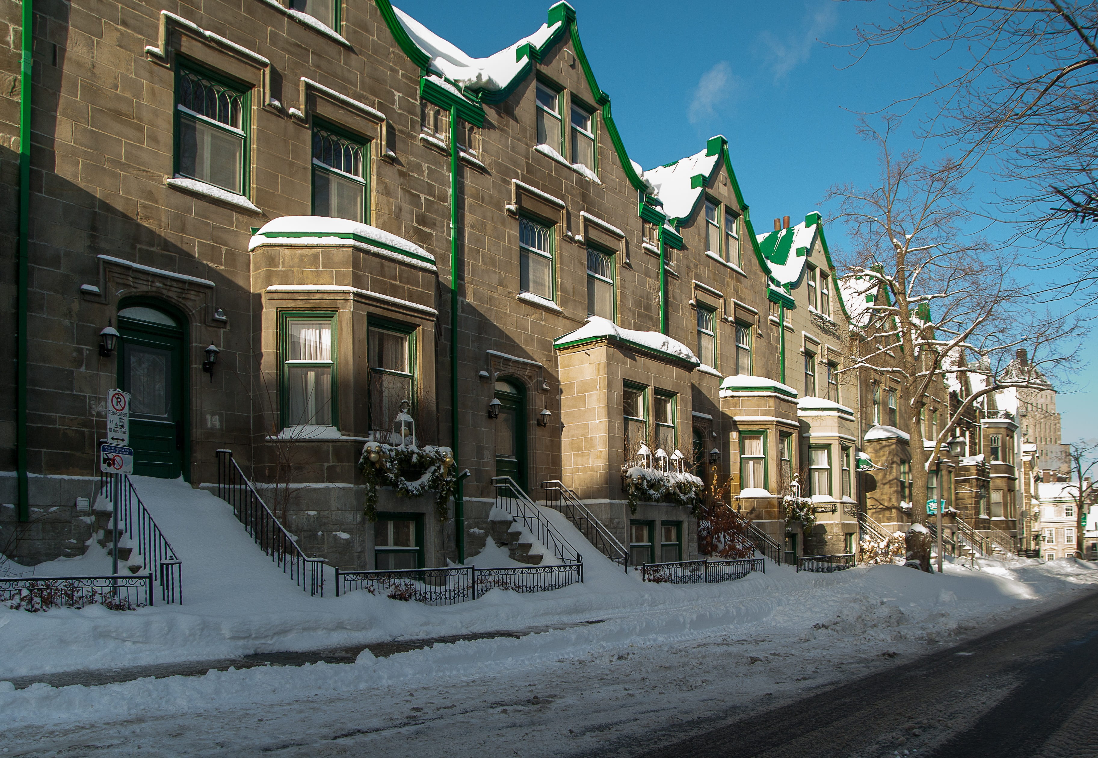 street, 2K, day, tree, window, building exterior, no people, built structure, facade, building, québec, residential district, facades, daytime, apartment, HD Wallpaper