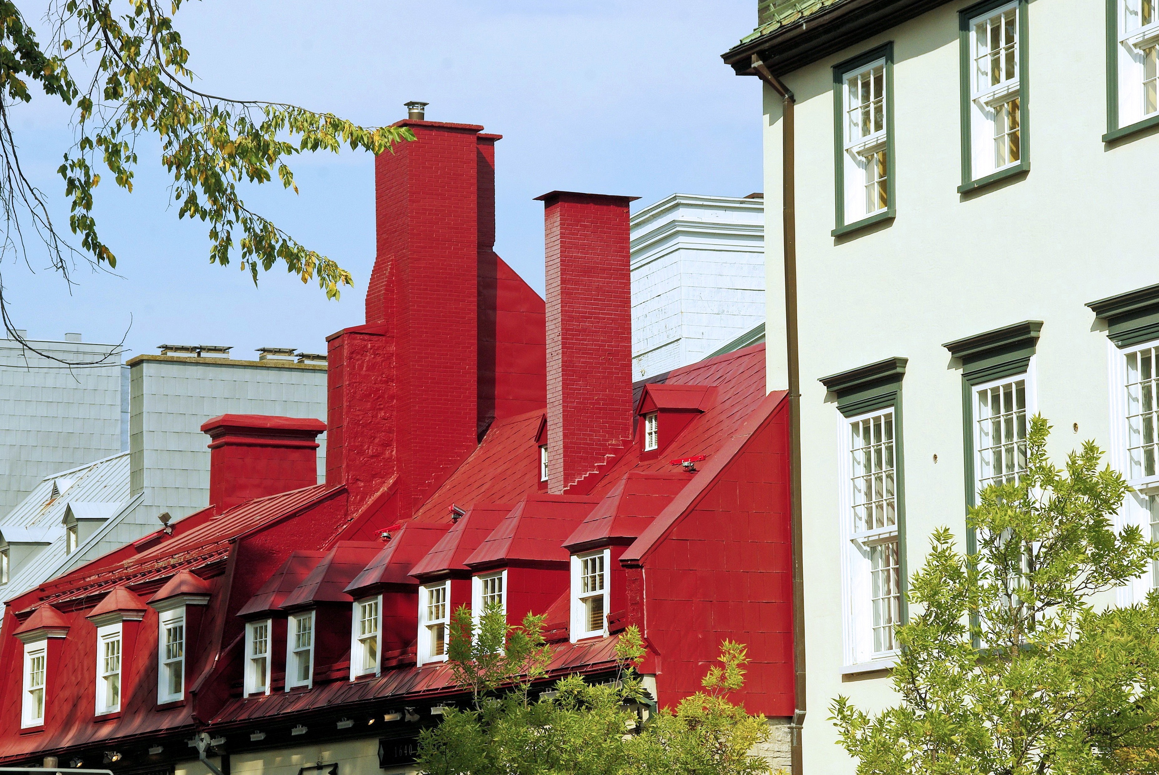 building exterior, window, built structure, sky, building, quebec, no people, nature, plant, low angle view, clear sky, old quebec, roofs, houses, residential district, HD Wallpaper