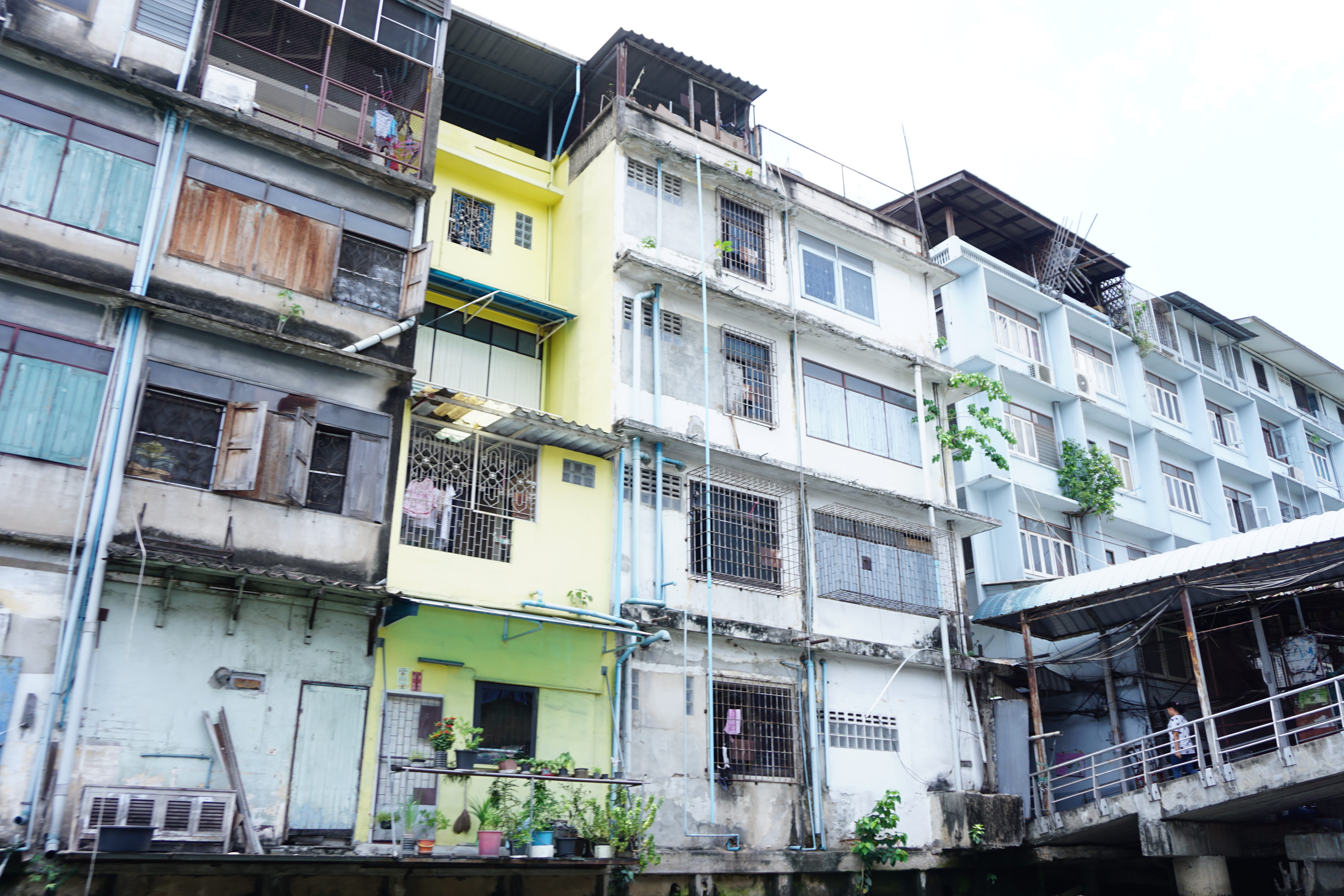 5K, balcony, house, sky, thailand, clear sky, asia, window, slums, residential district, day, phuket, plant, air conditioner, outdoors, building exterior, HD Wallpaper