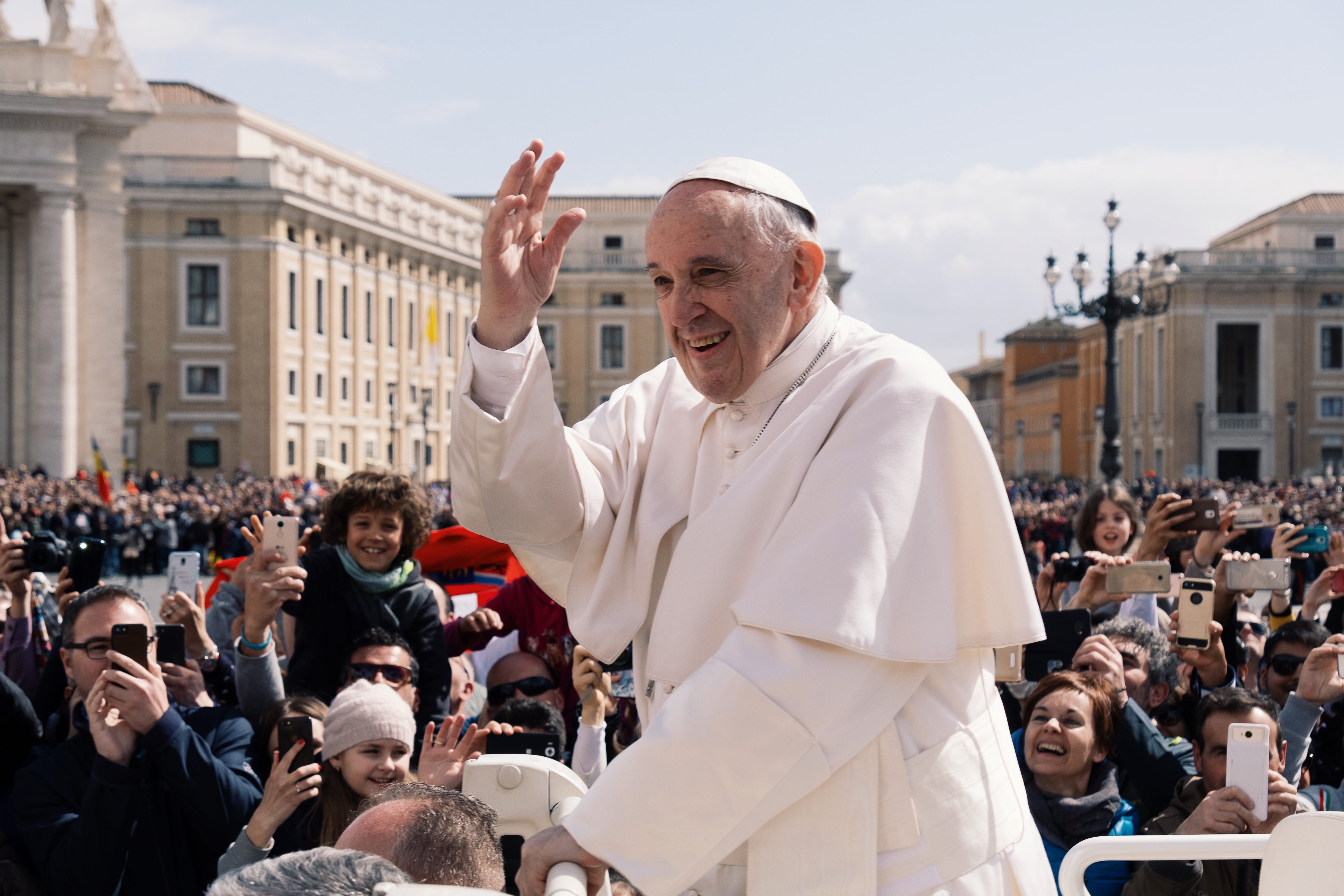 built structure, group of people, 5K, building exterior, lifestyles, pope, crowd, men, adult, day, francis, street, architecture, standing, city, real people, HD Wallpaper