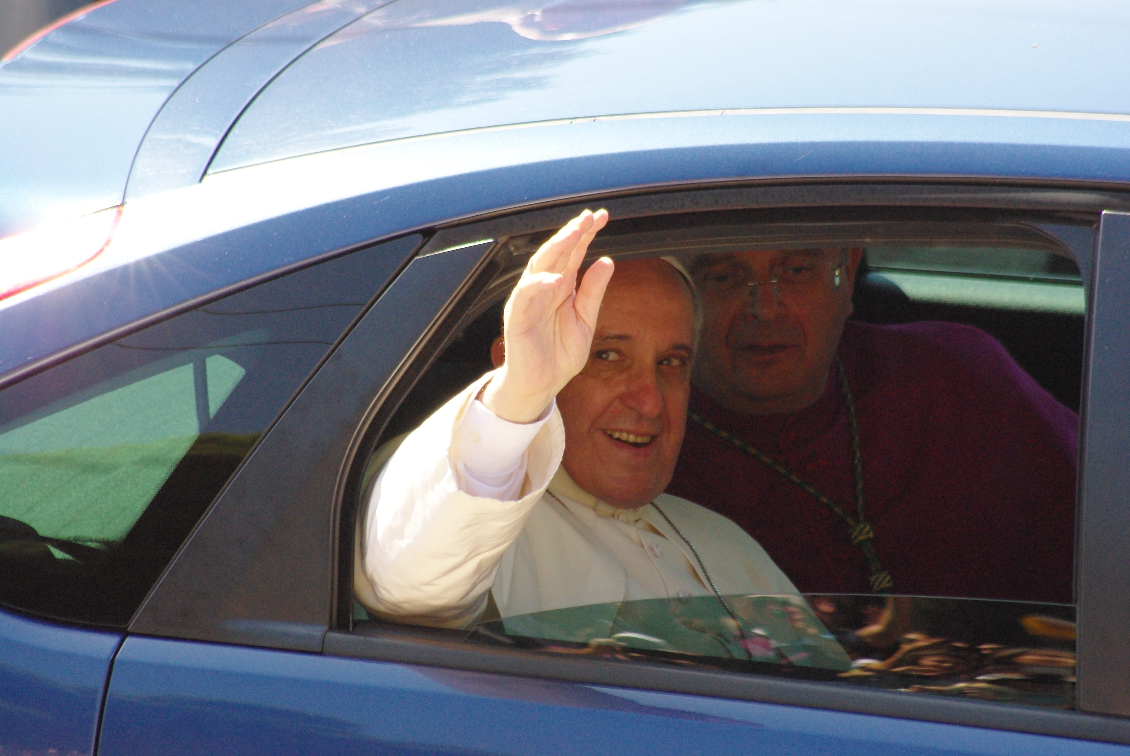mode of Transport, men, greetings, Pope, catolico, smiling, transportation, Auto, only men, mode of transportation, Francis, mature Adult, francis, looking at camera, HD Wallpaper